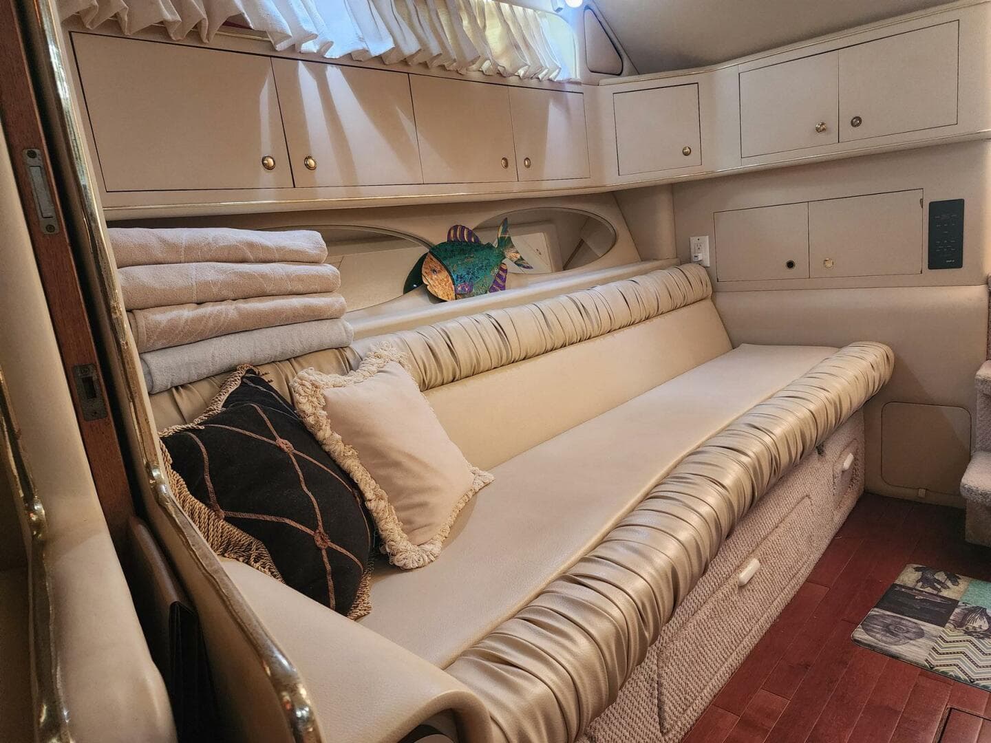 2000 Sea Ray 330 Express Cruiser — photo 3