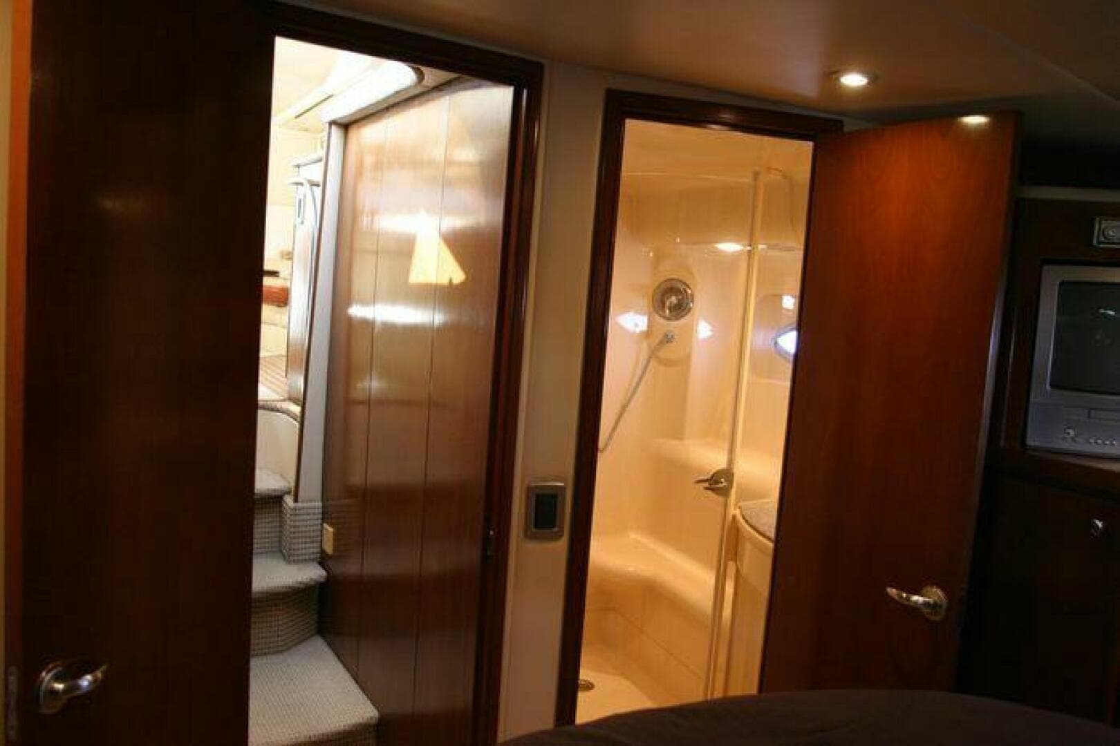 2005 Meridian 411 Sedan — photo 12