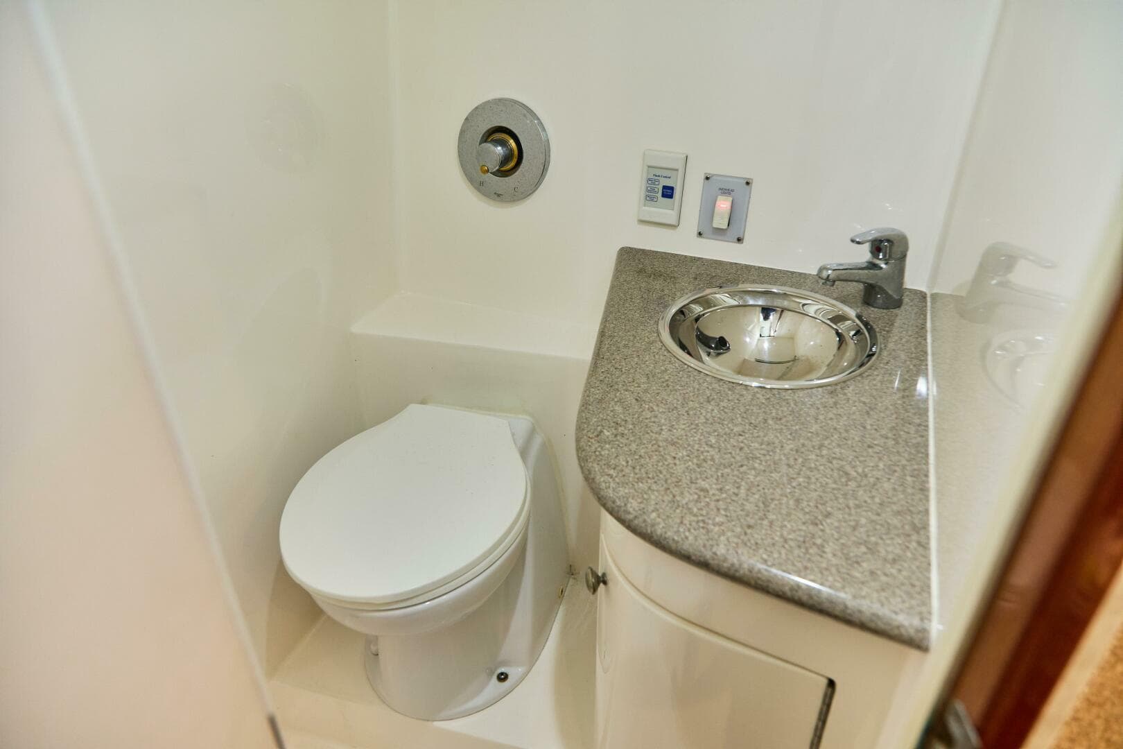 2003 Egg Harbor Predator Express — photo 15