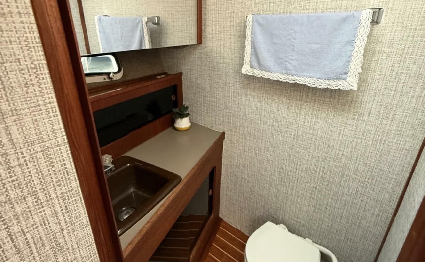 1983 Bayliner 3870 — photo 9