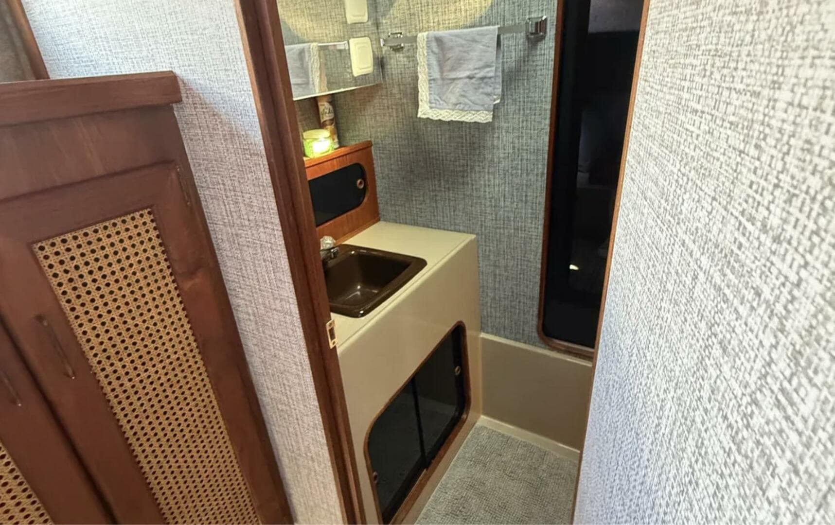 1983 Bayliner 3870 — photo 10