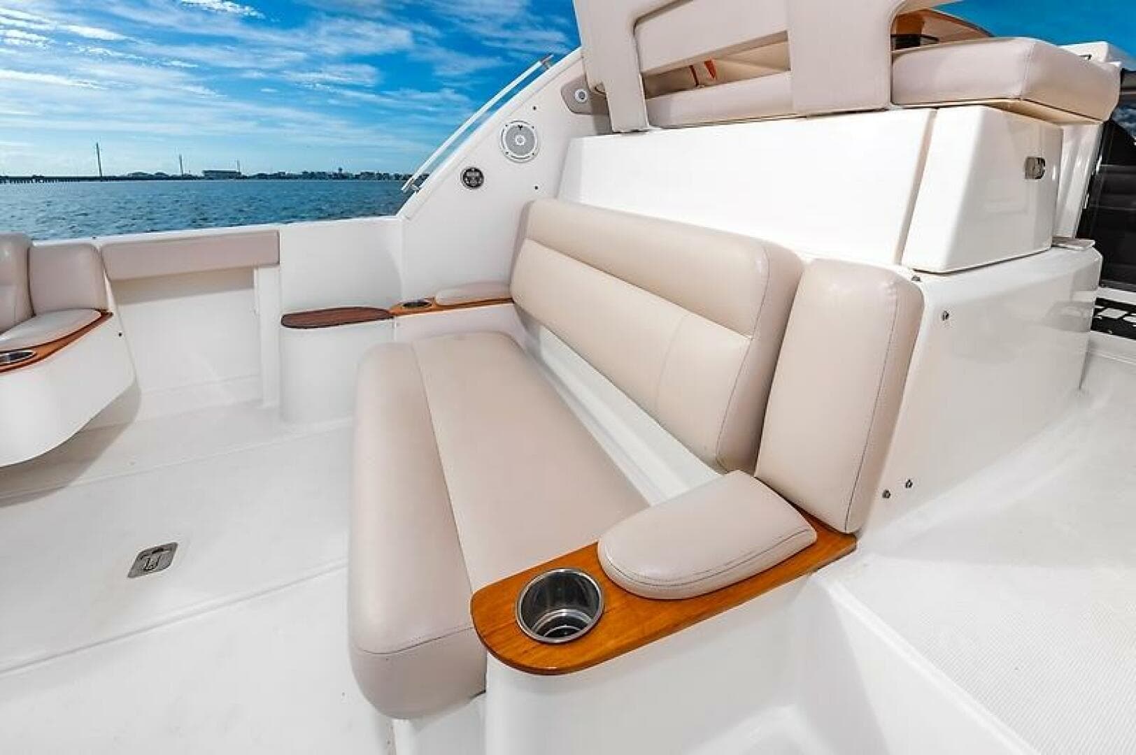 2015 Tiara Yachts 39 Coronet — photo 10