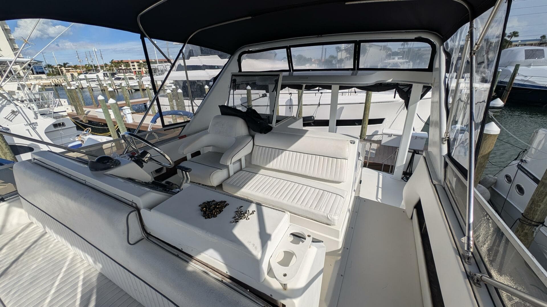 1994 Carver 370 Aft Cabin — photo 12