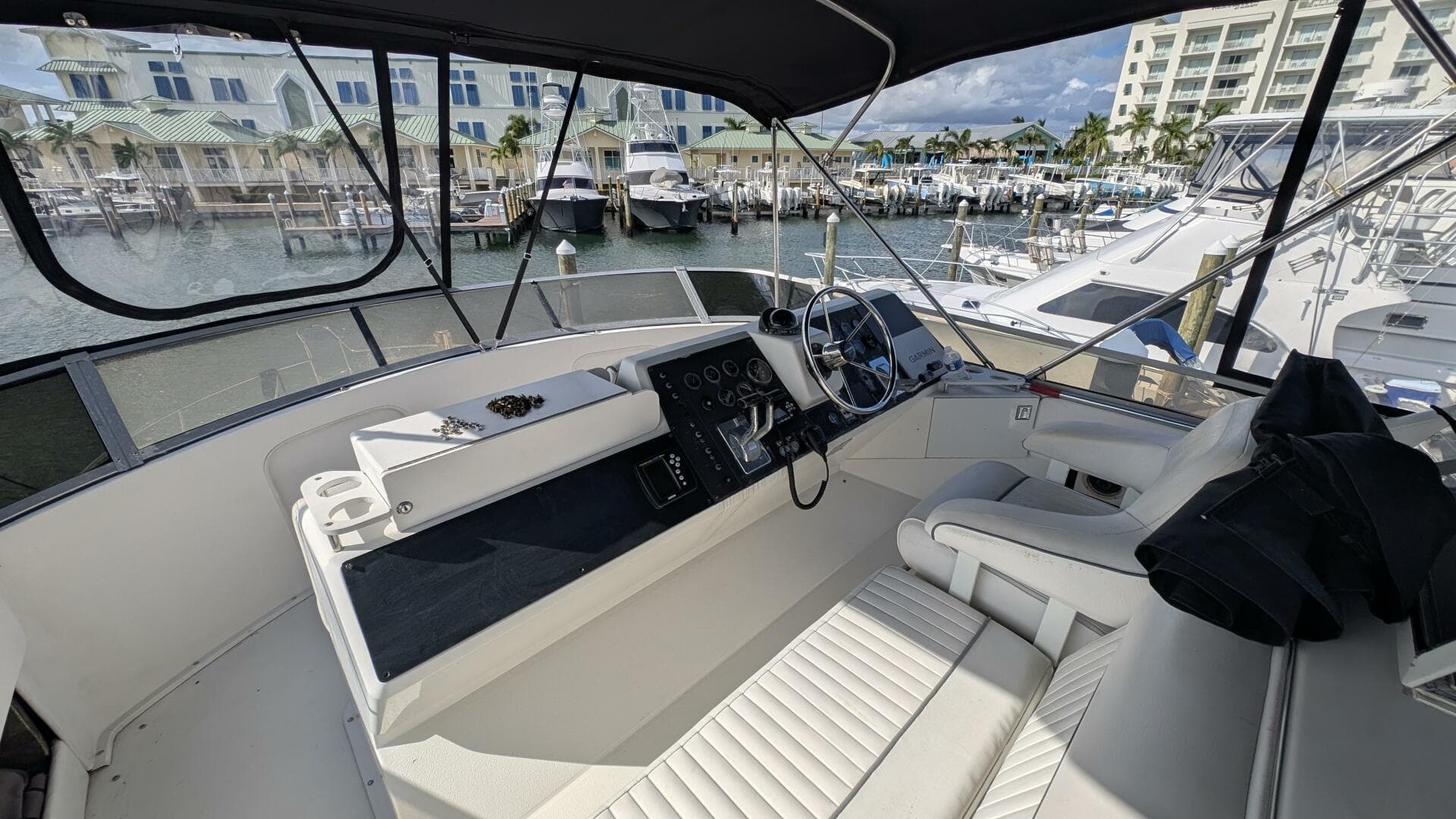 1994 Carver 370 Aft Cabin — photo 10