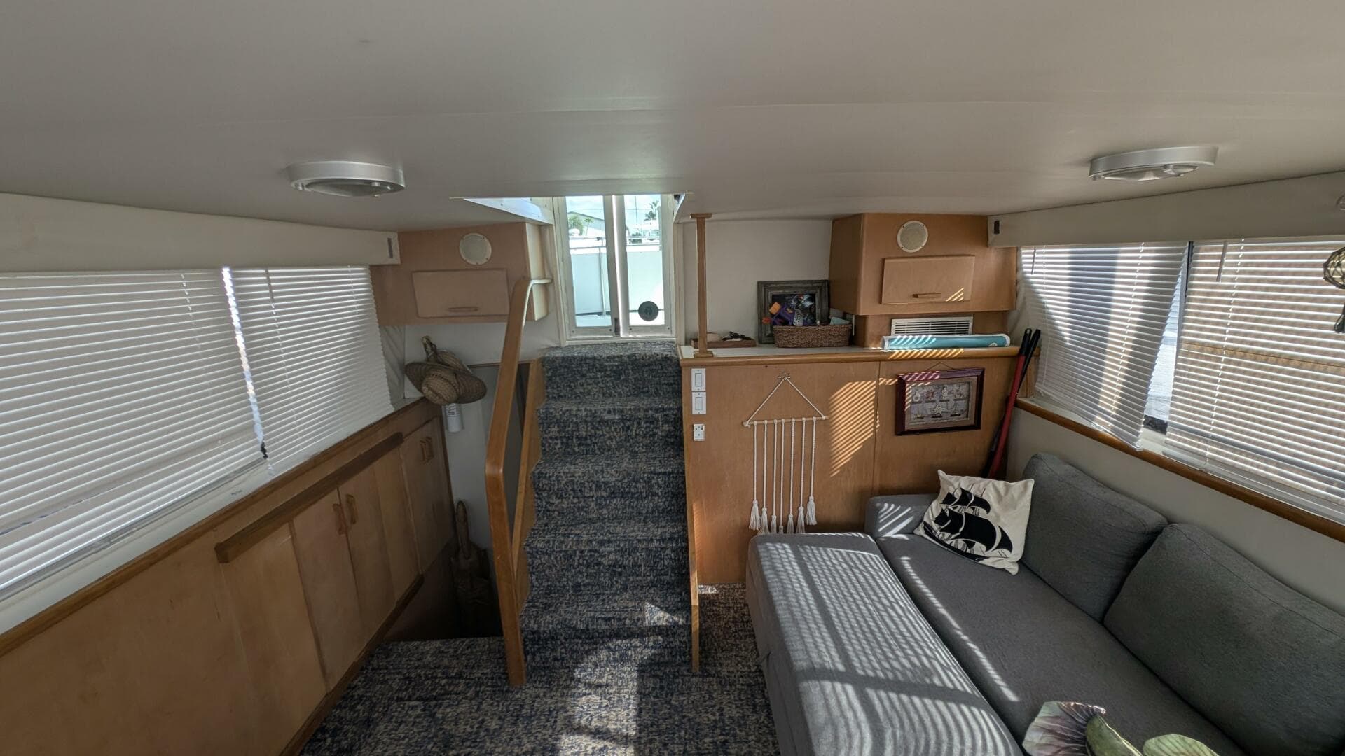 1994 Carver 370 Aft Cabin — photo 31