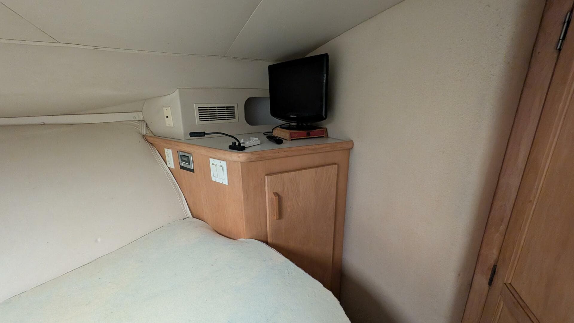 1994 Carver 370 Aft Cabin — photo 29