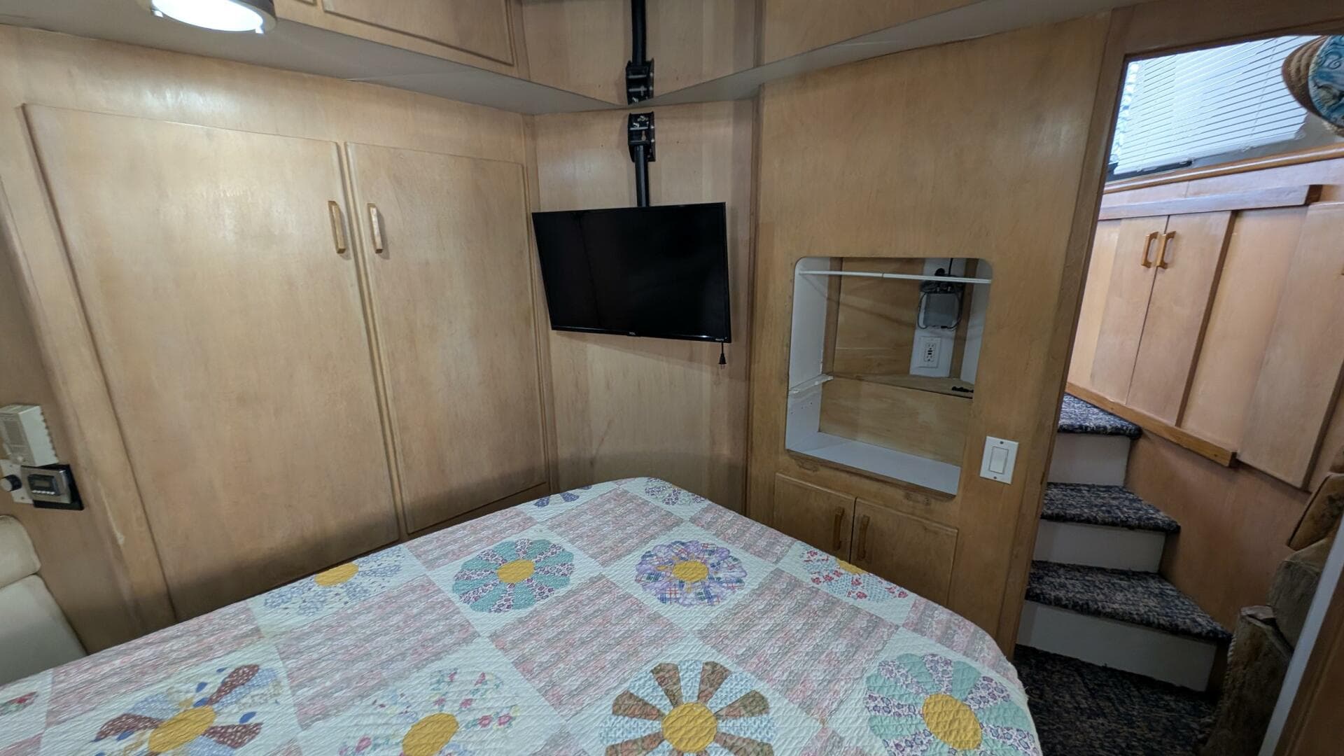 1994 Carver 370 Aft Cabin — photo 35