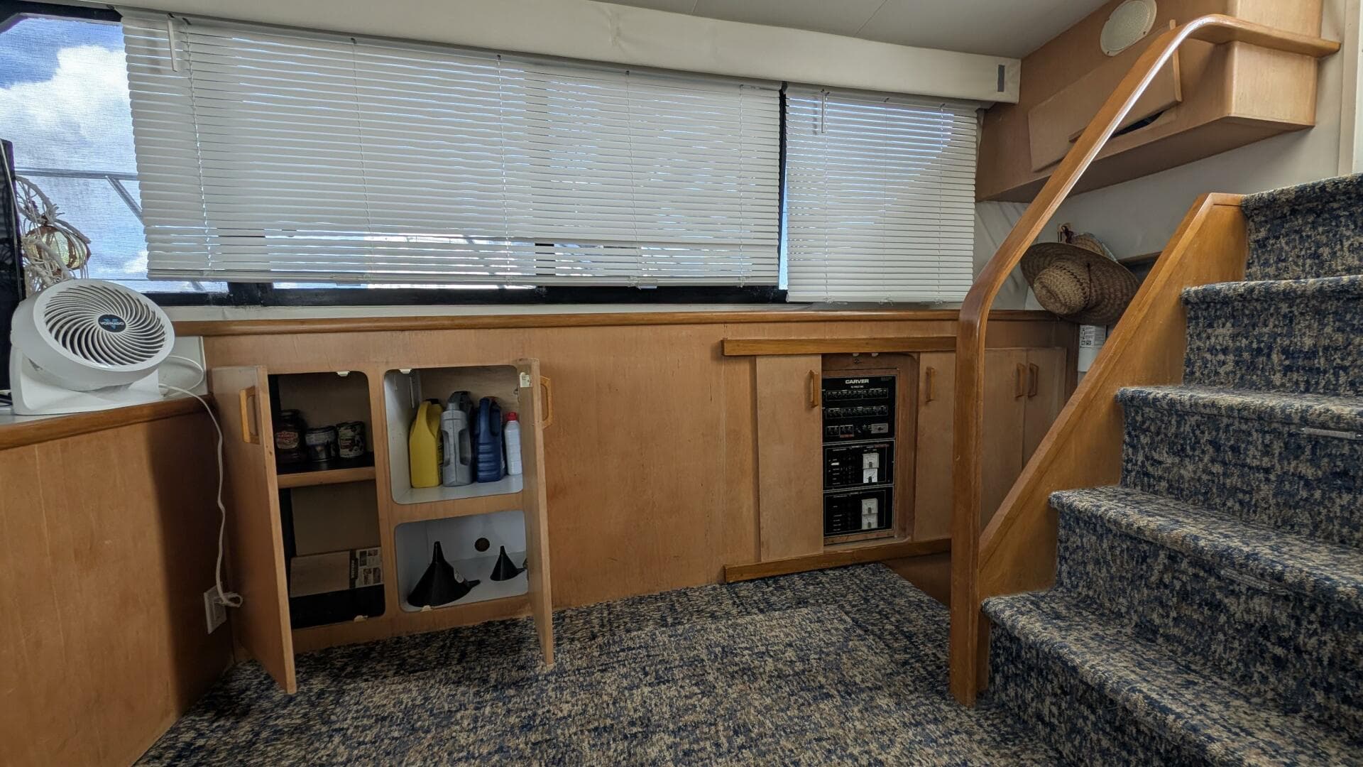 1994 Carver 370 Aft Cabin — photo 32