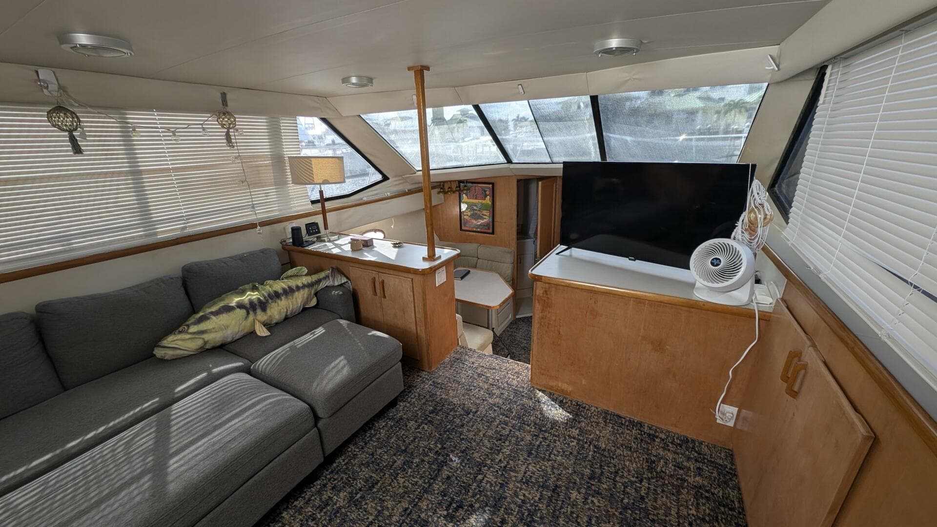 1994 Carver 370 Aft Cabin — photo 22