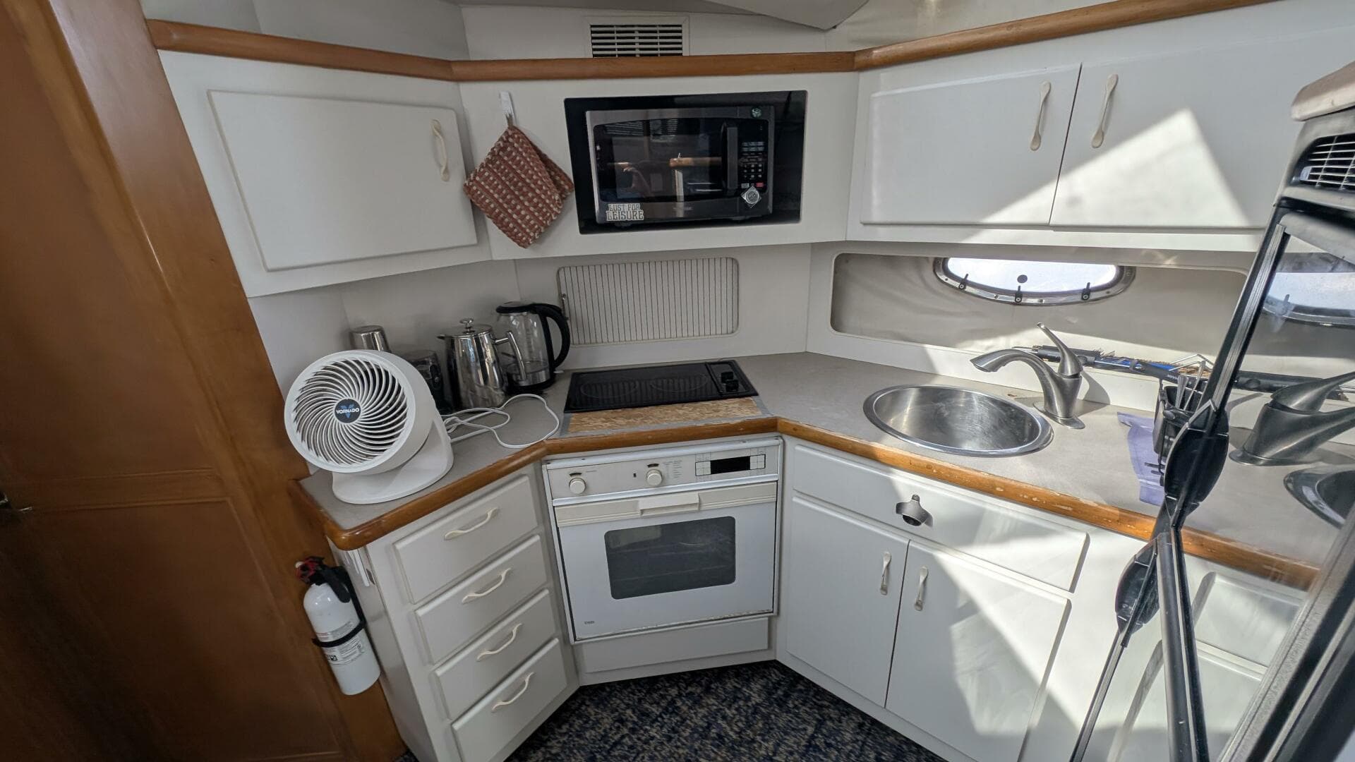 1994 Carver 370 Aft Cabin — photo 26