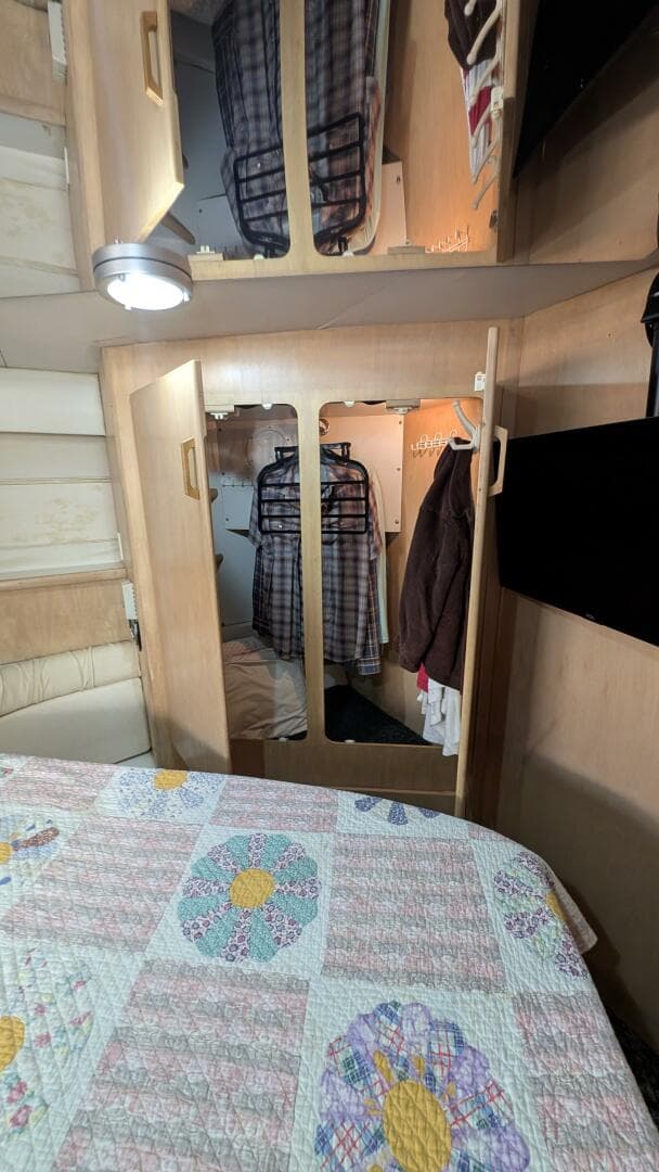 1994 Carver 370 Aft Cabin — photo 37