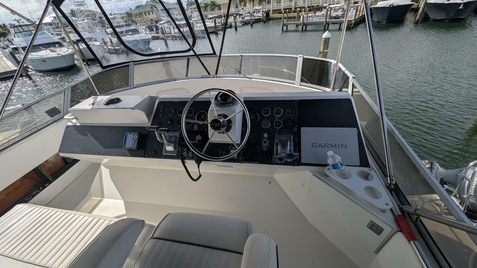 1994 Carver 370 Aft Cabin — photo 8