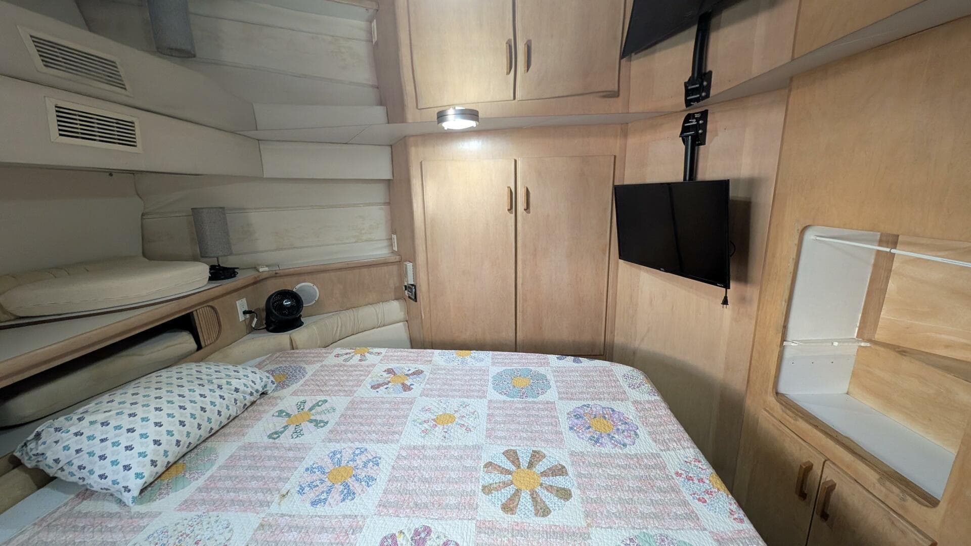 1994 Carver 370 Aft Cabin — photo 36