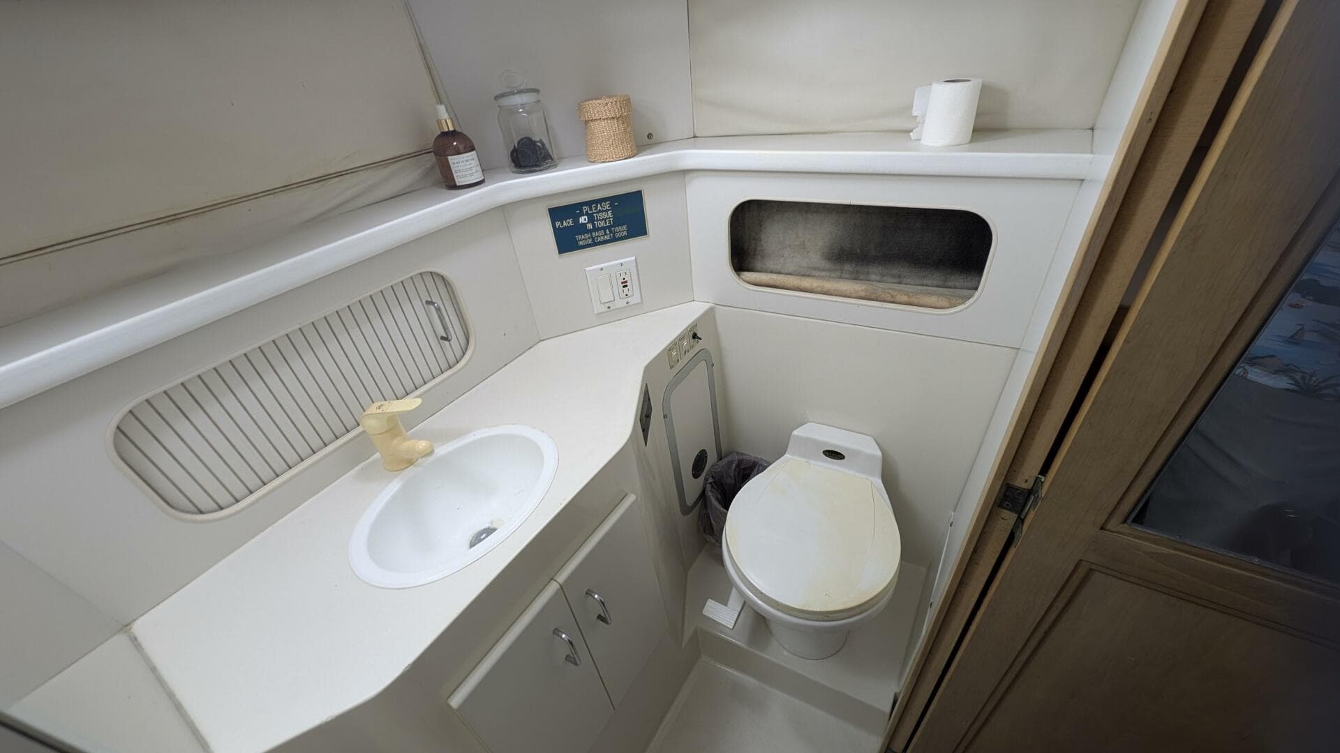 1994 Carver 370 Aft Cabin — photo 39