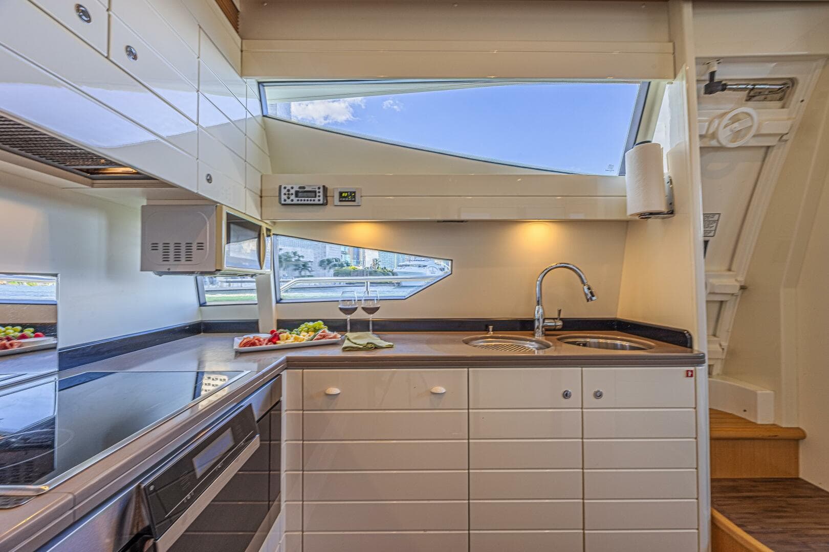 2011 Ferretti Yachts 830 — photo 54