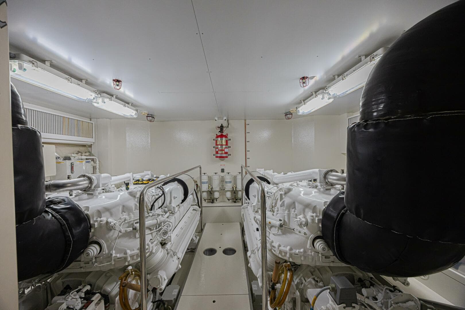 2011 Ferretti Yachts 830 — photo 32