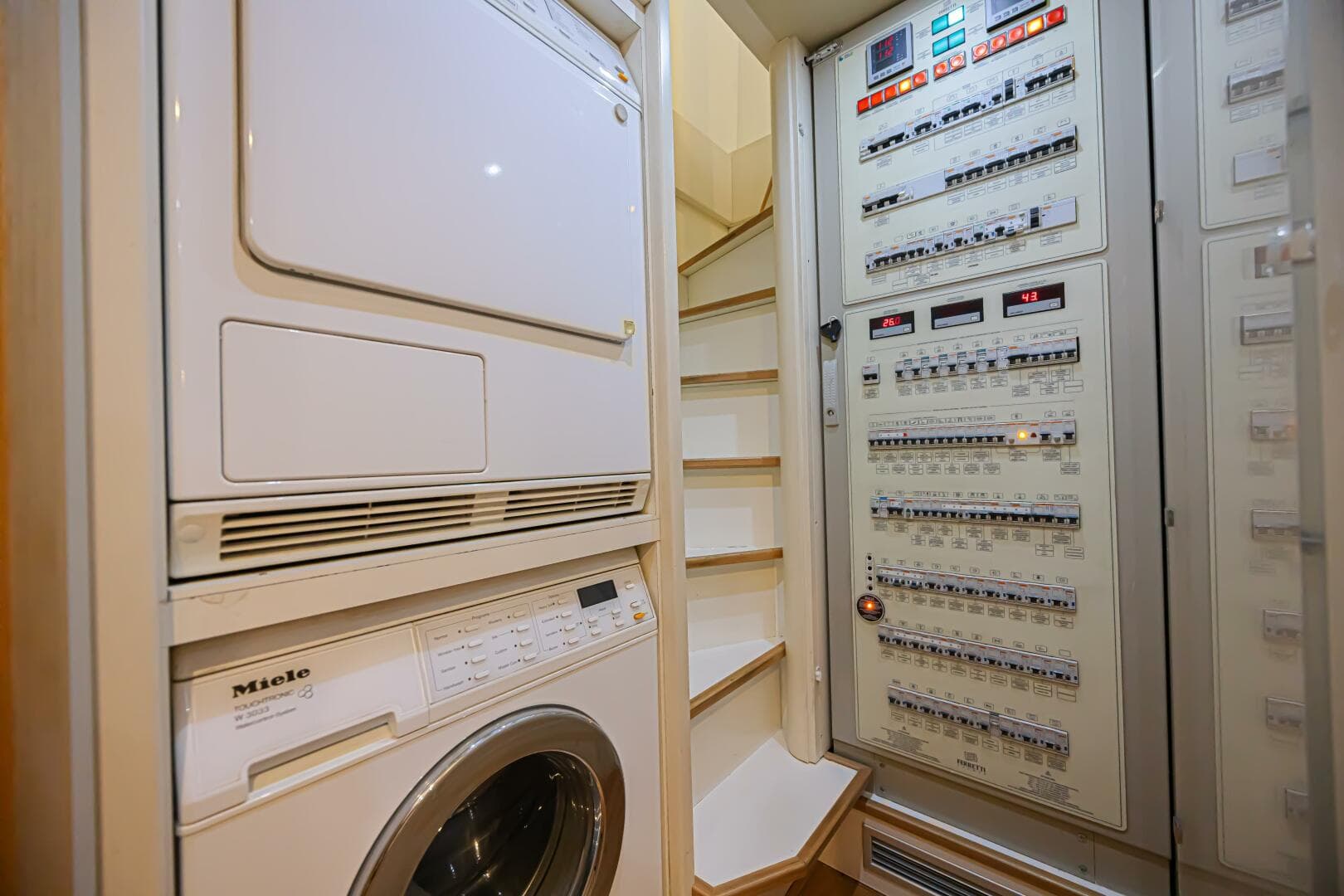 2011 Ferretti Yachts 830 — photo 77