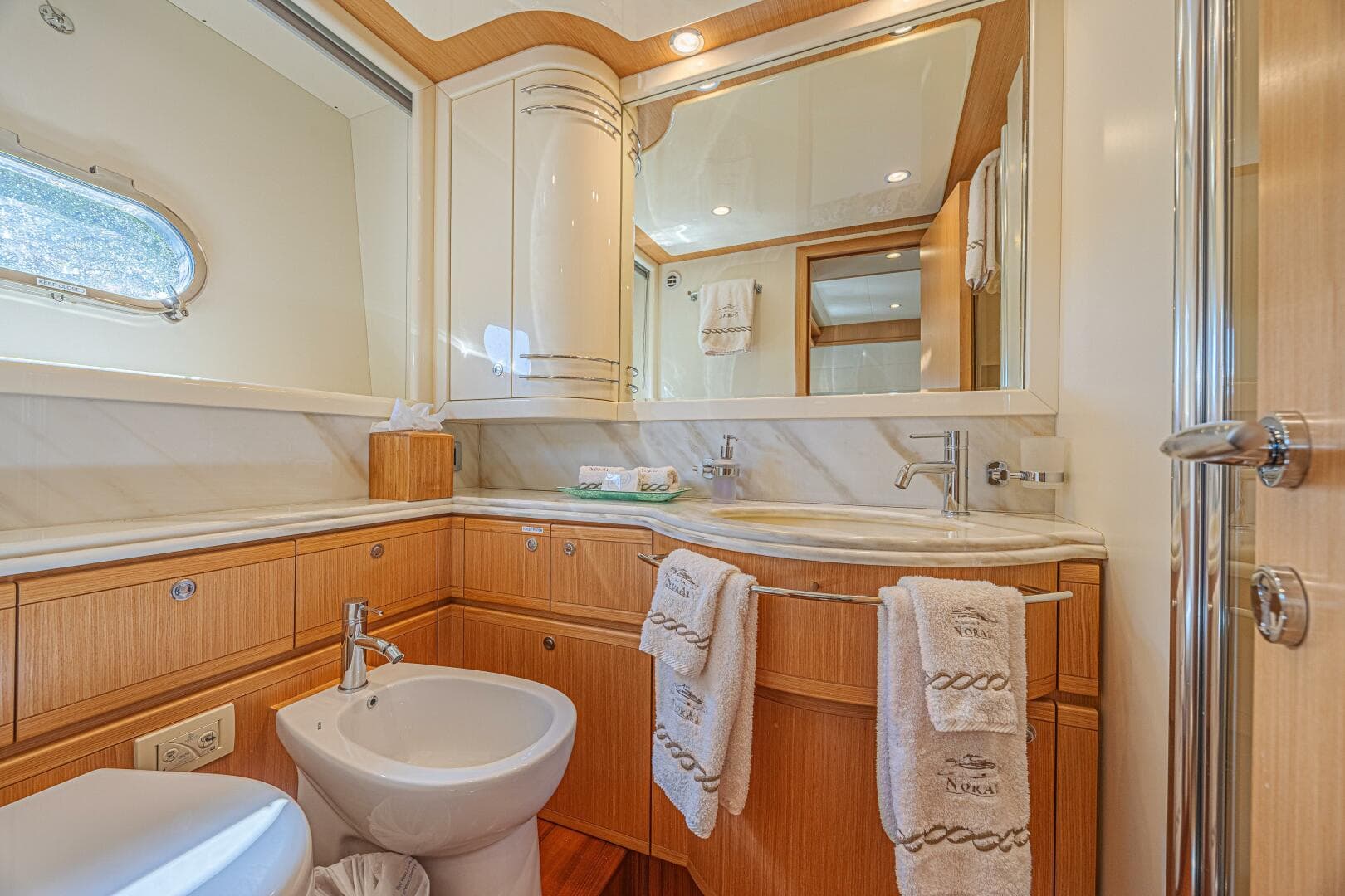 2011 Ferretti Yachts 830 — photo 61