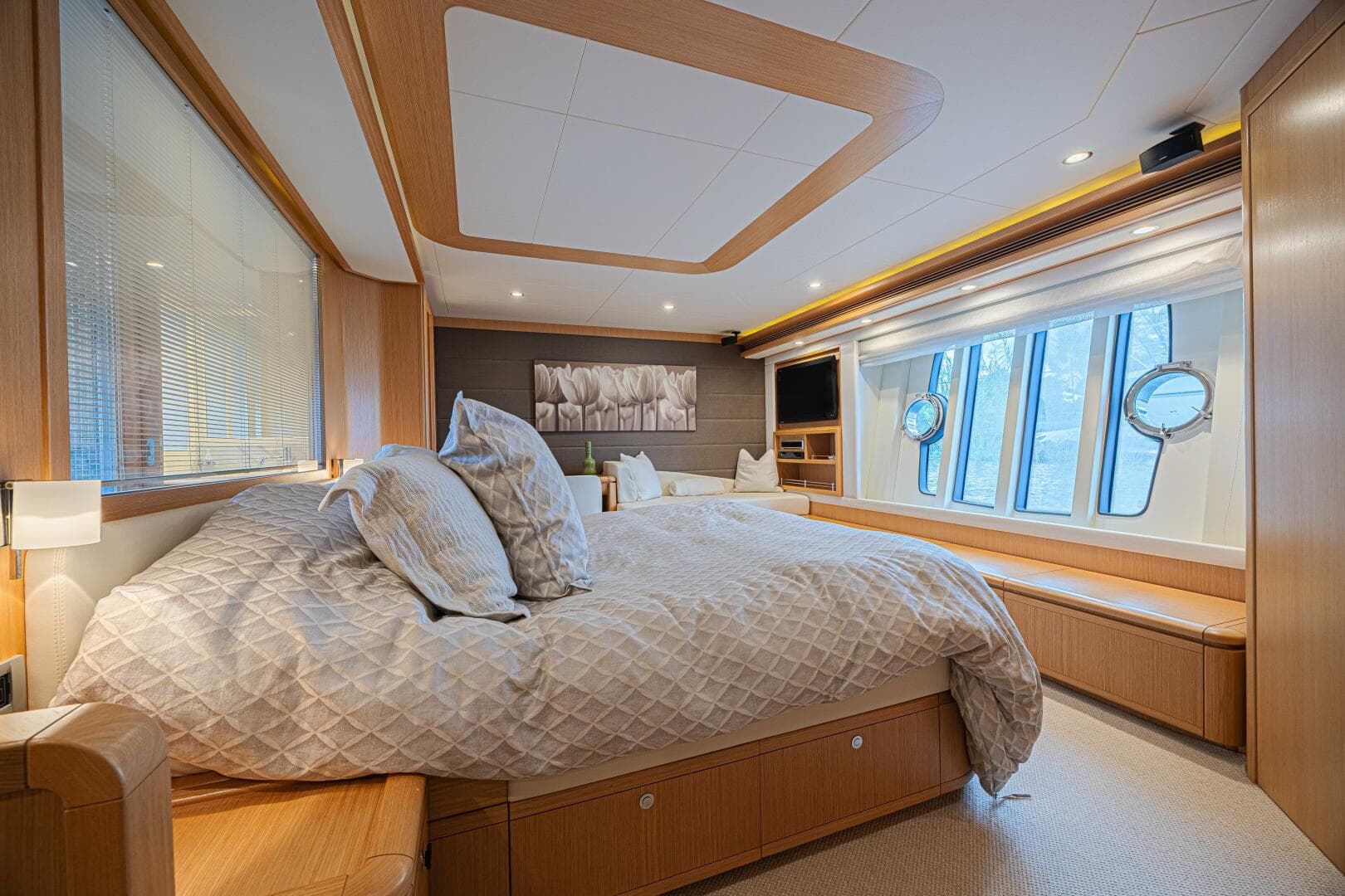 2011 Ferretti Yachts 830 — photo 63