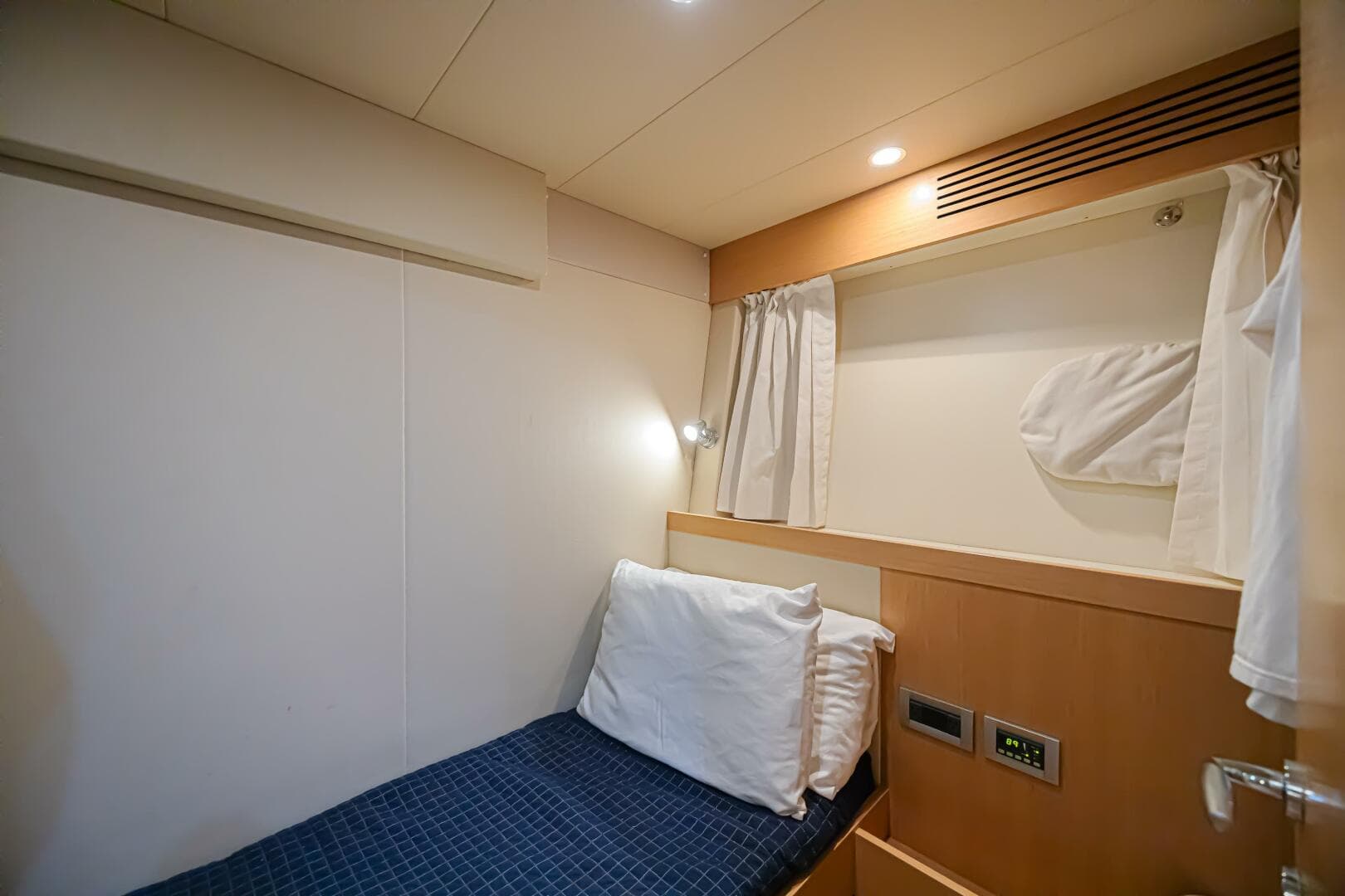 2011 Ferretti Yachts 830 — photo 76