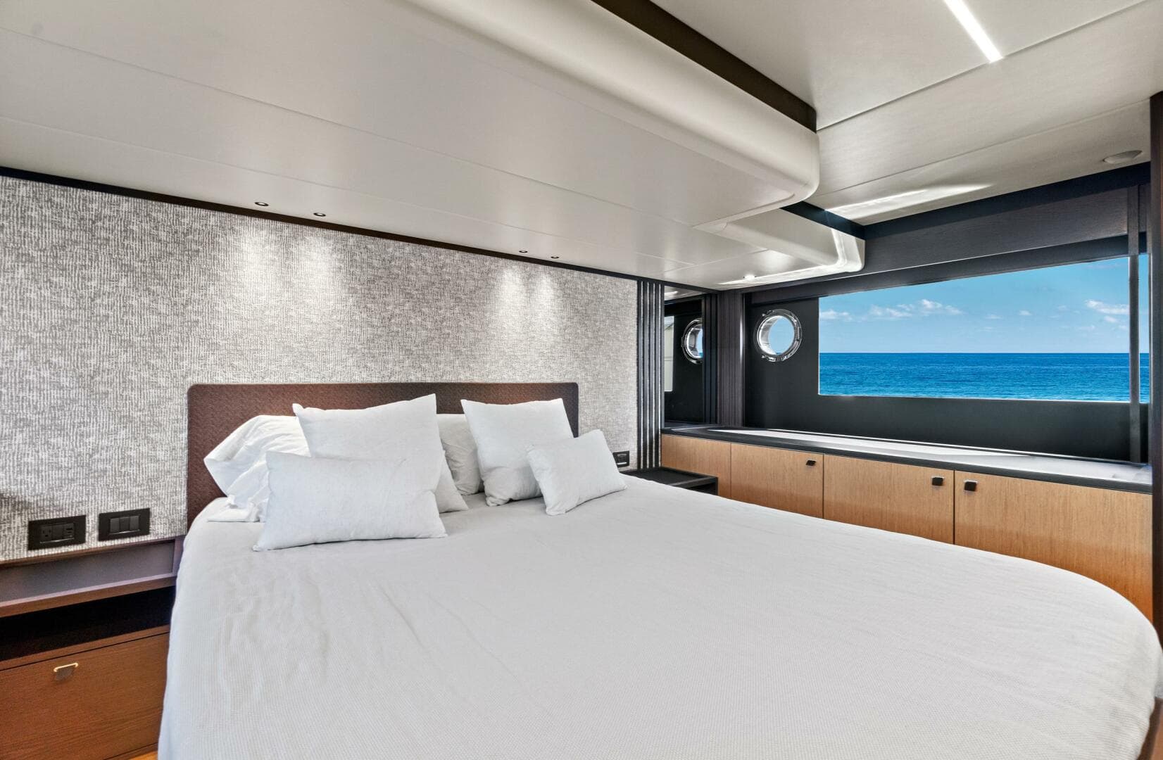 2025 Absolute 52 Fly — photo 53