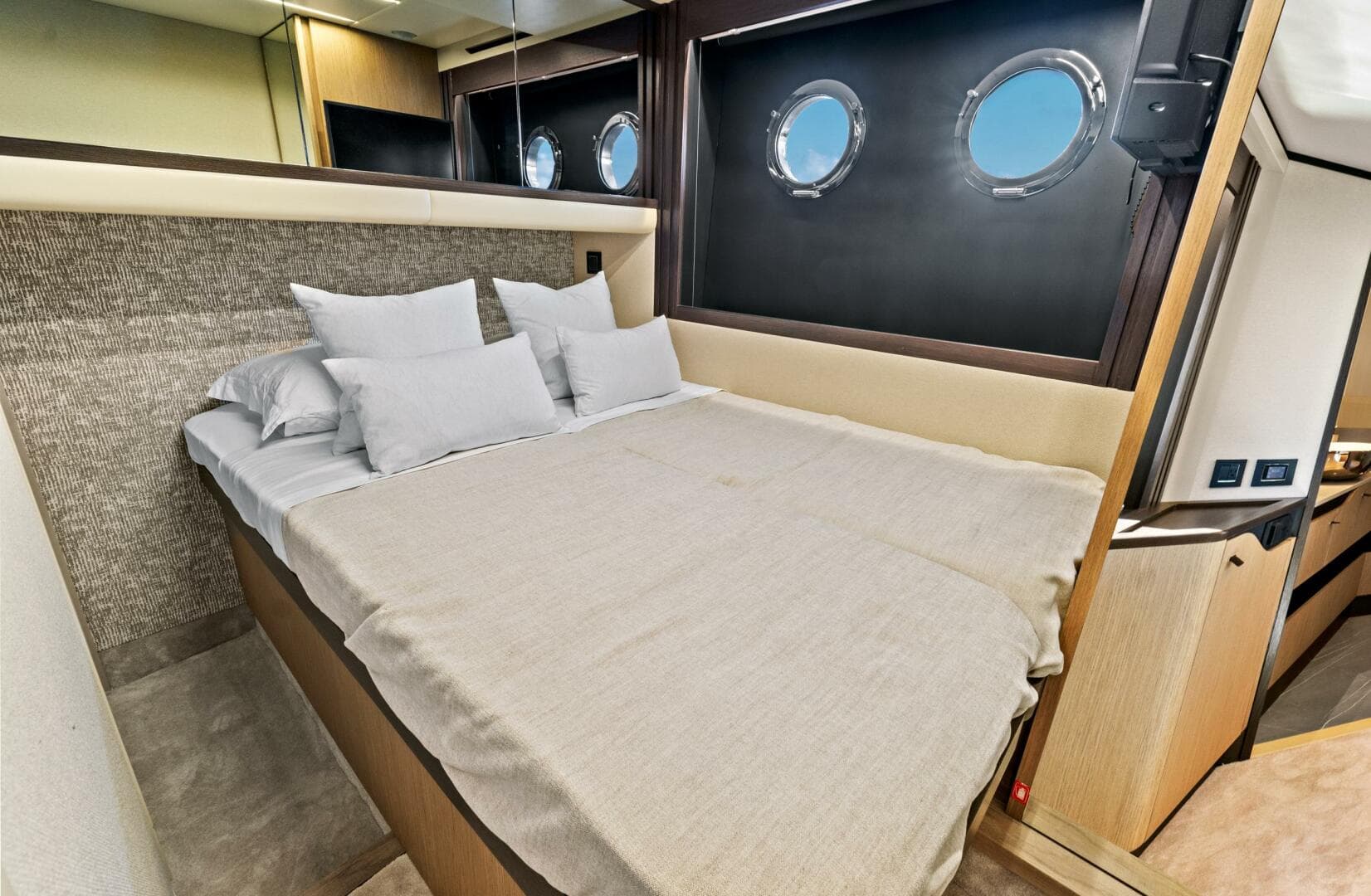 2025 Absolute 52 Fly — photo 59