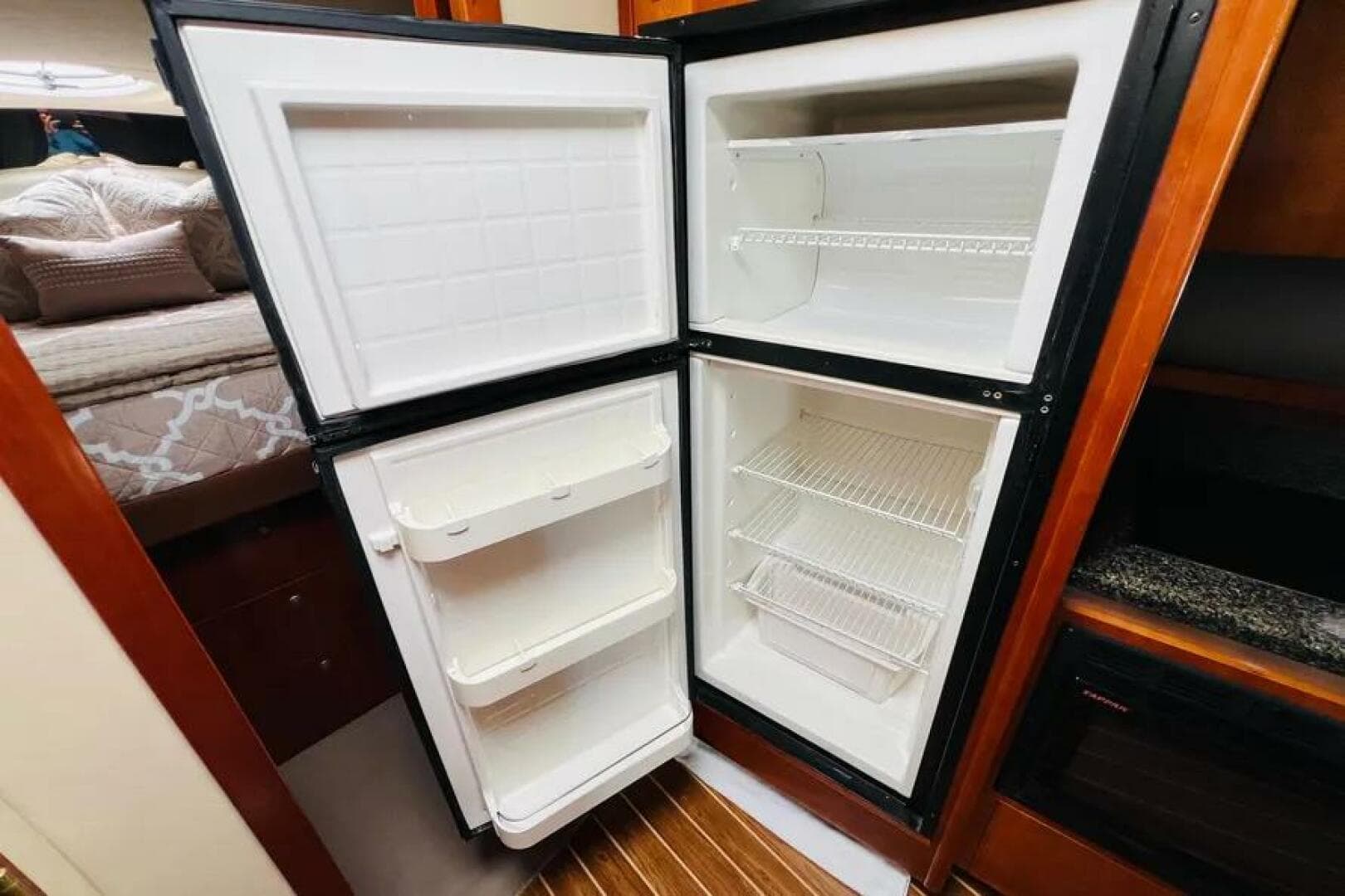 2006 Cruisers Yachts 420 Express — photo 19