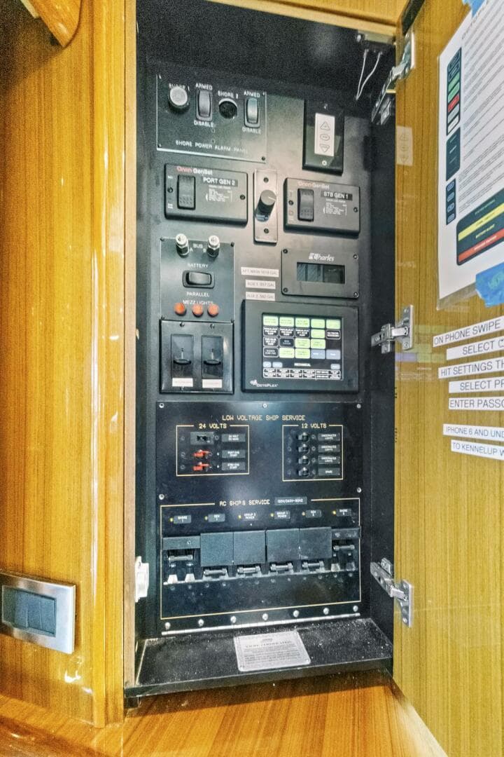 2008 Viking 74 Enclosed Bridge — photo 32