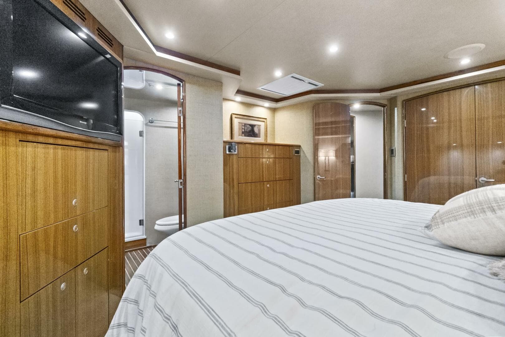 2008 Viking 74 Enclosed Bridge — photo 47