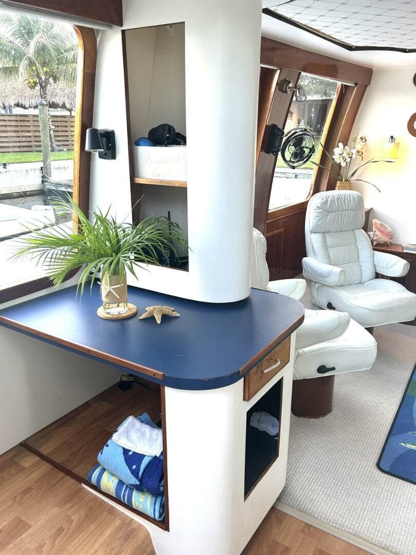 2002 Custom 64 — photo 25