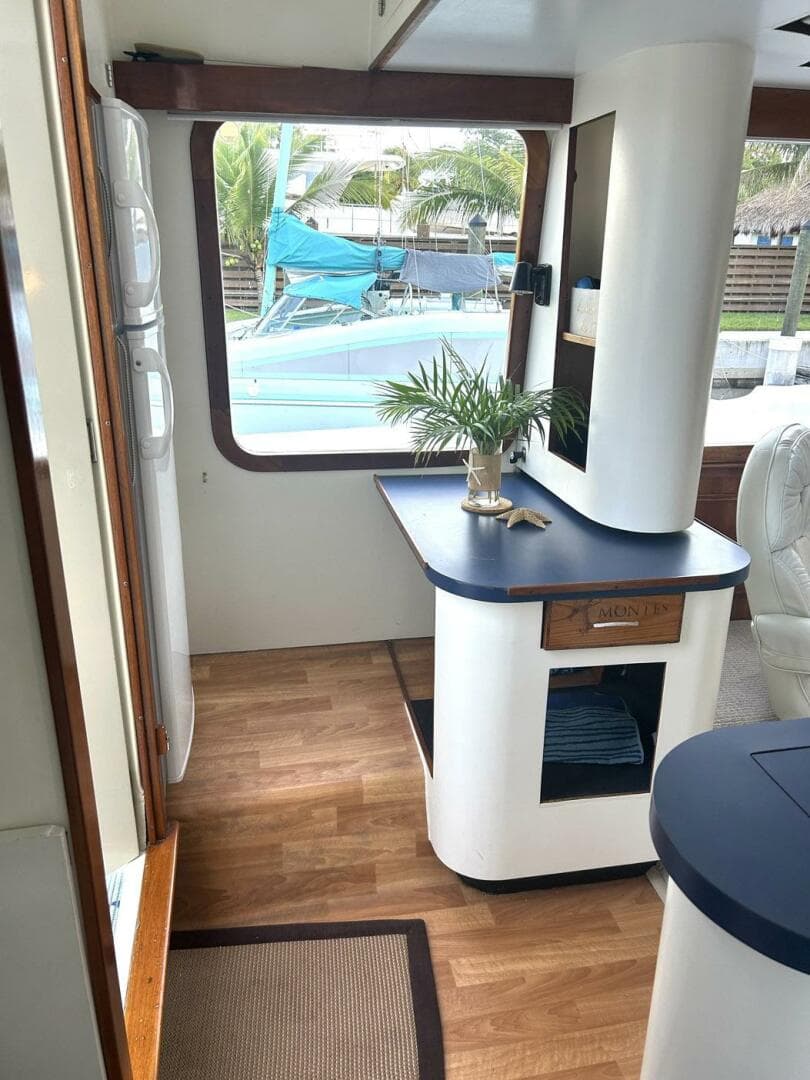 2002 Custom 64 — photo 26