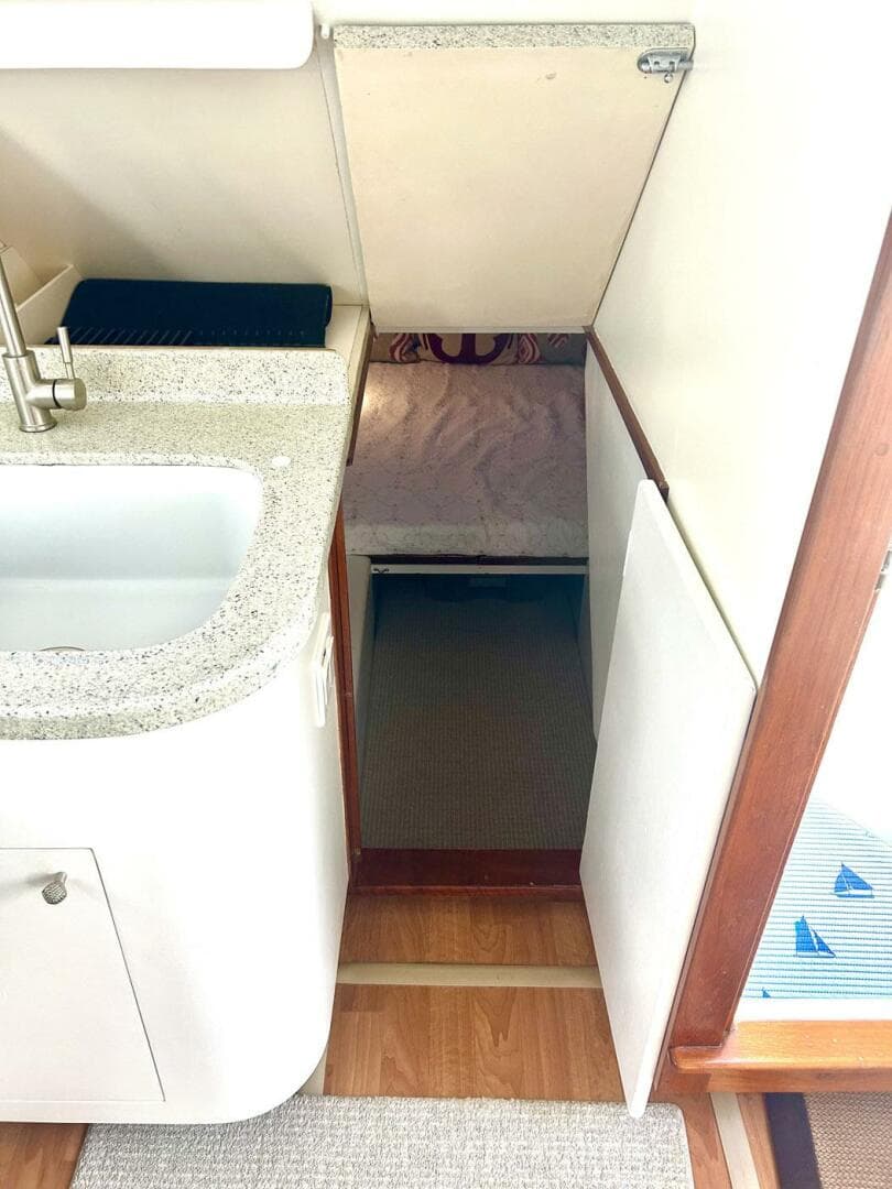 2002 Custom 64 — photo 31