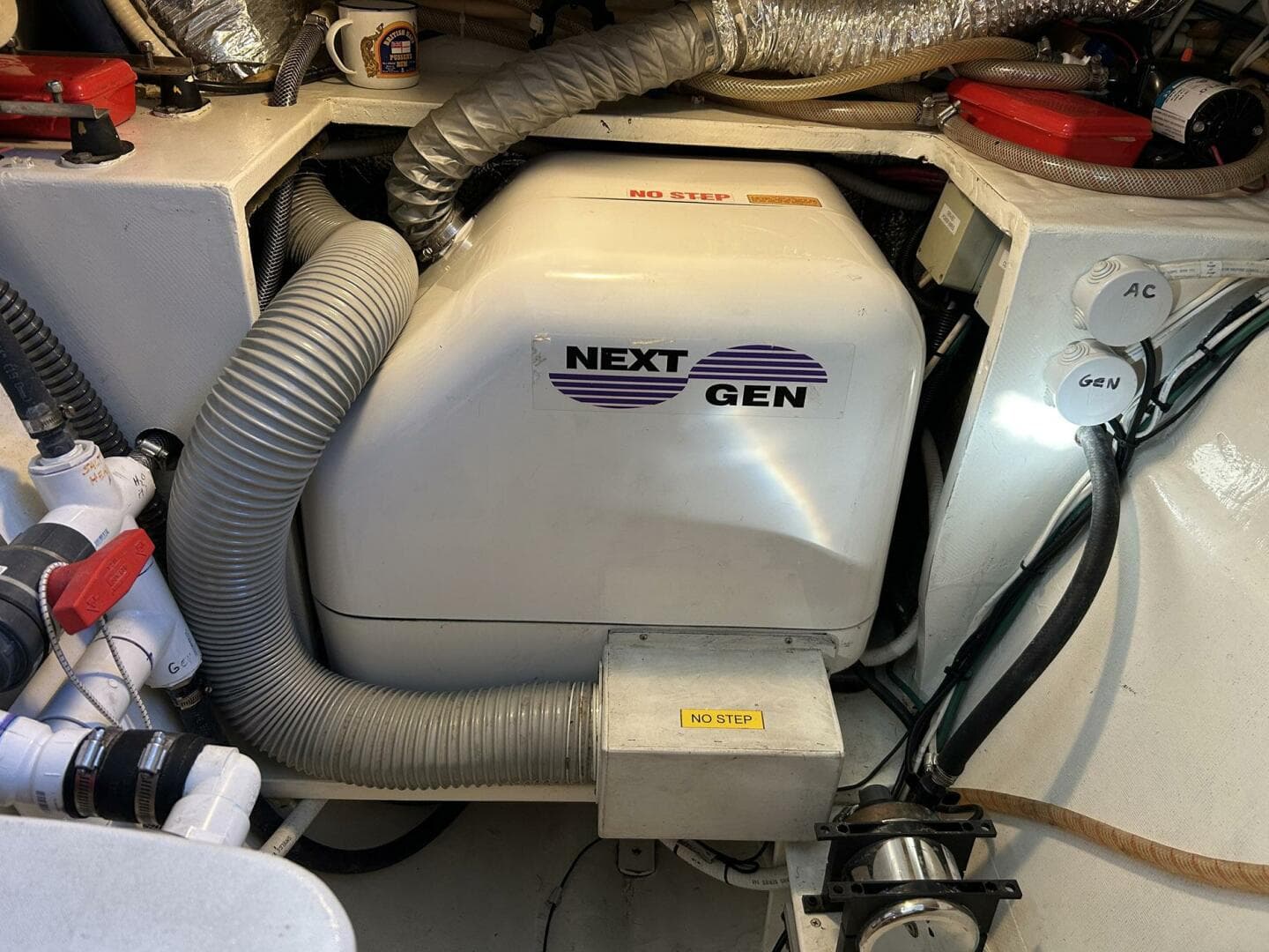 2002 Custom 64 — photo 51