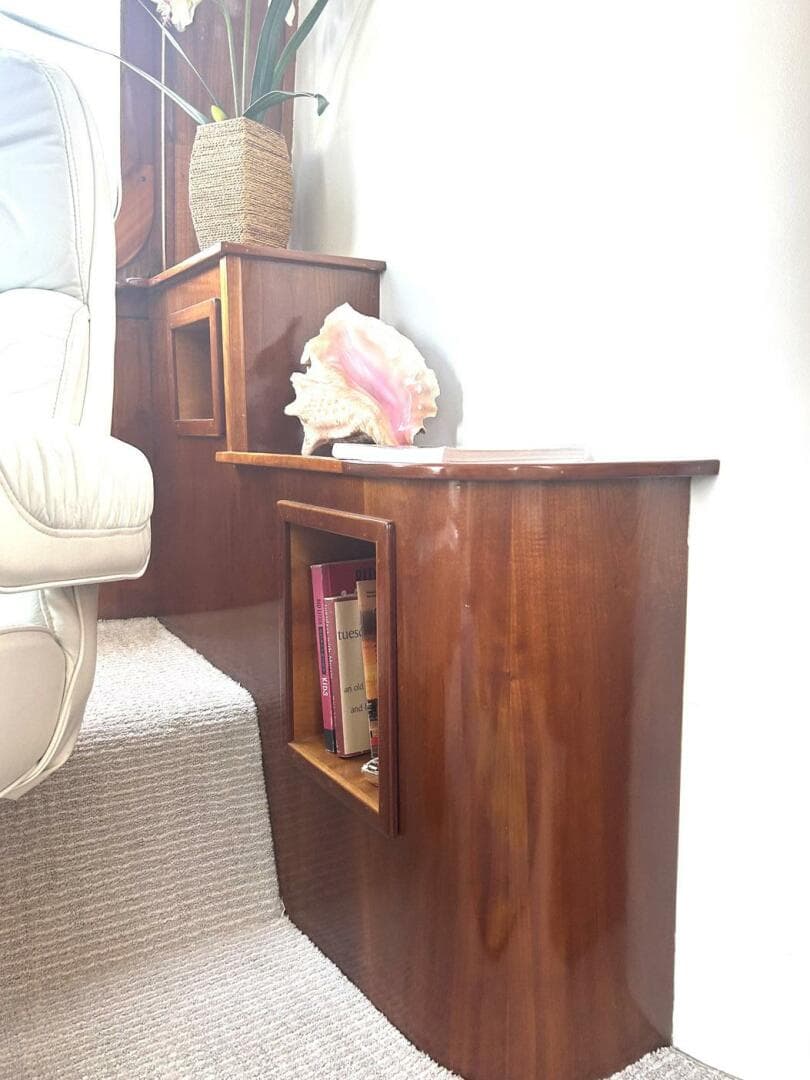 2002 Custom 64 — photo 32