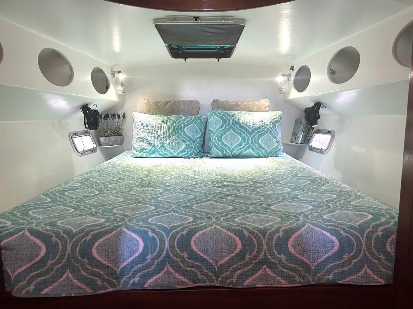 2002 Custom 64 — photo 34