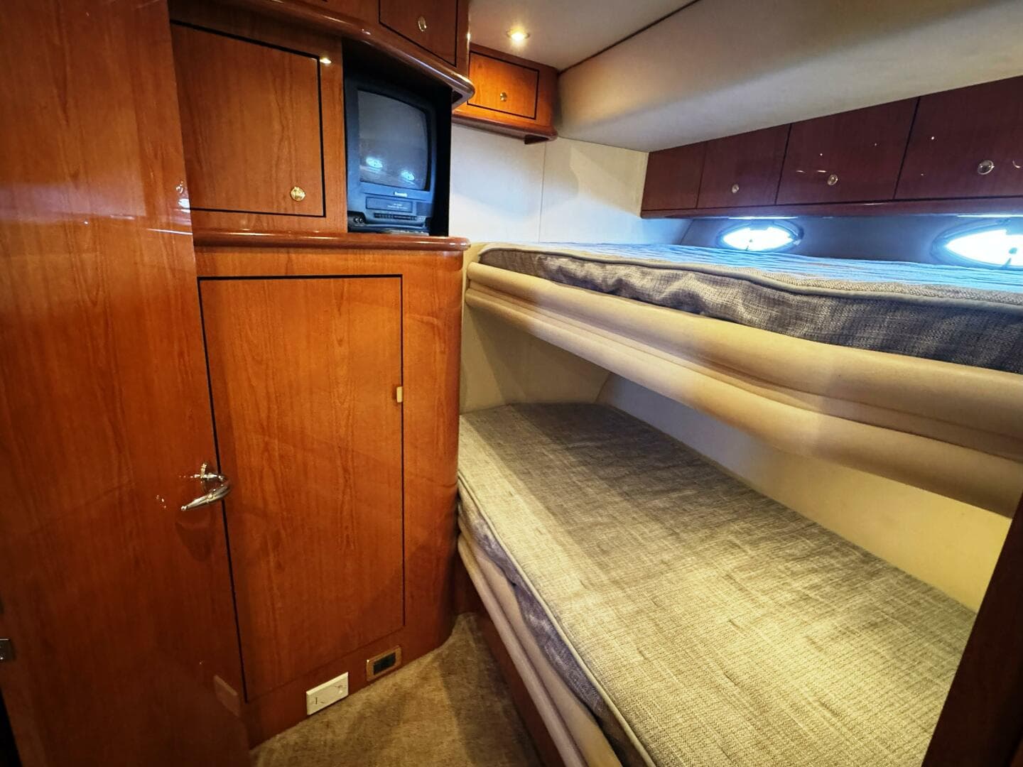 2001 Sea Ray 510 Sundancer — photo 33