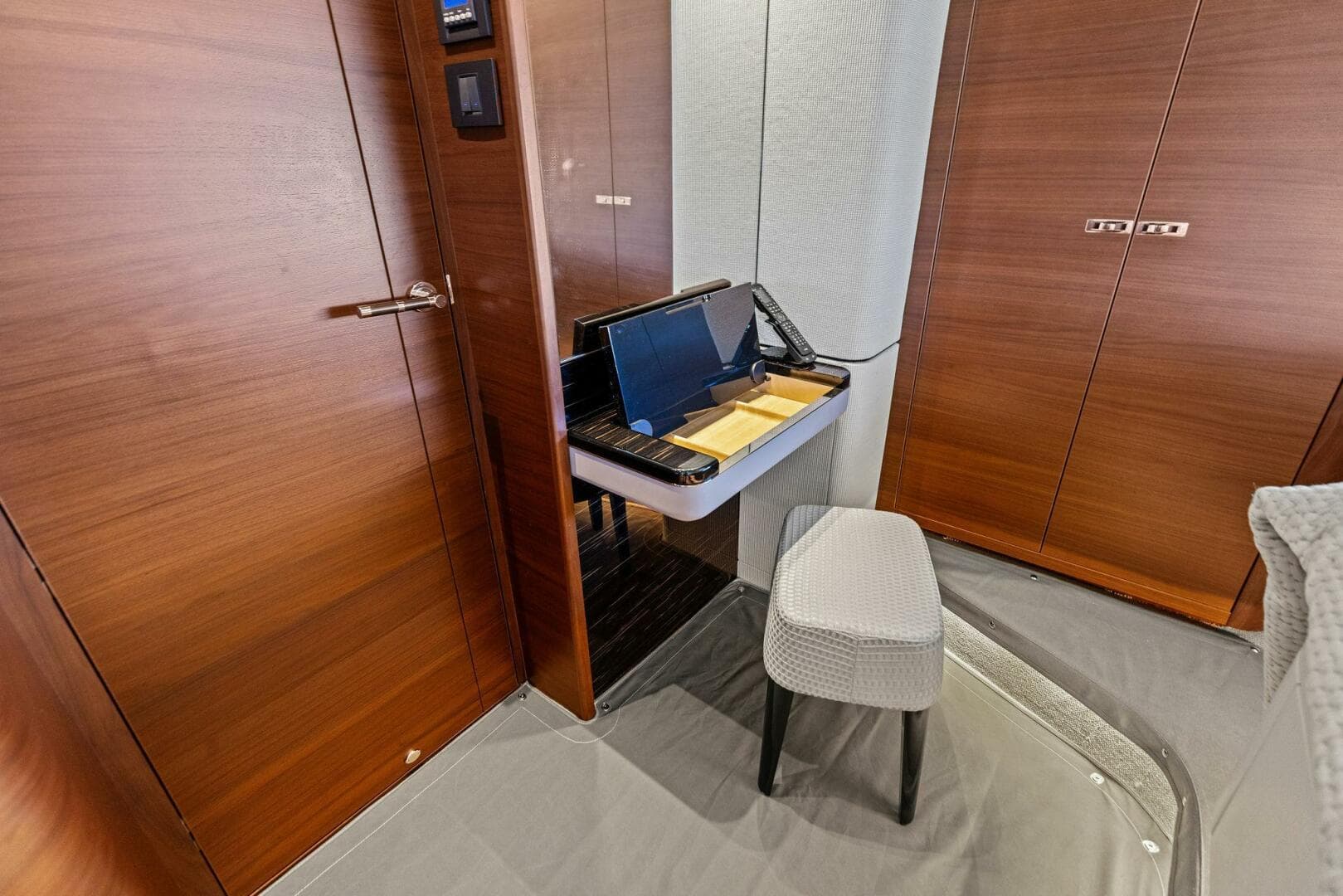 2018 Princess Y75 — photo 35