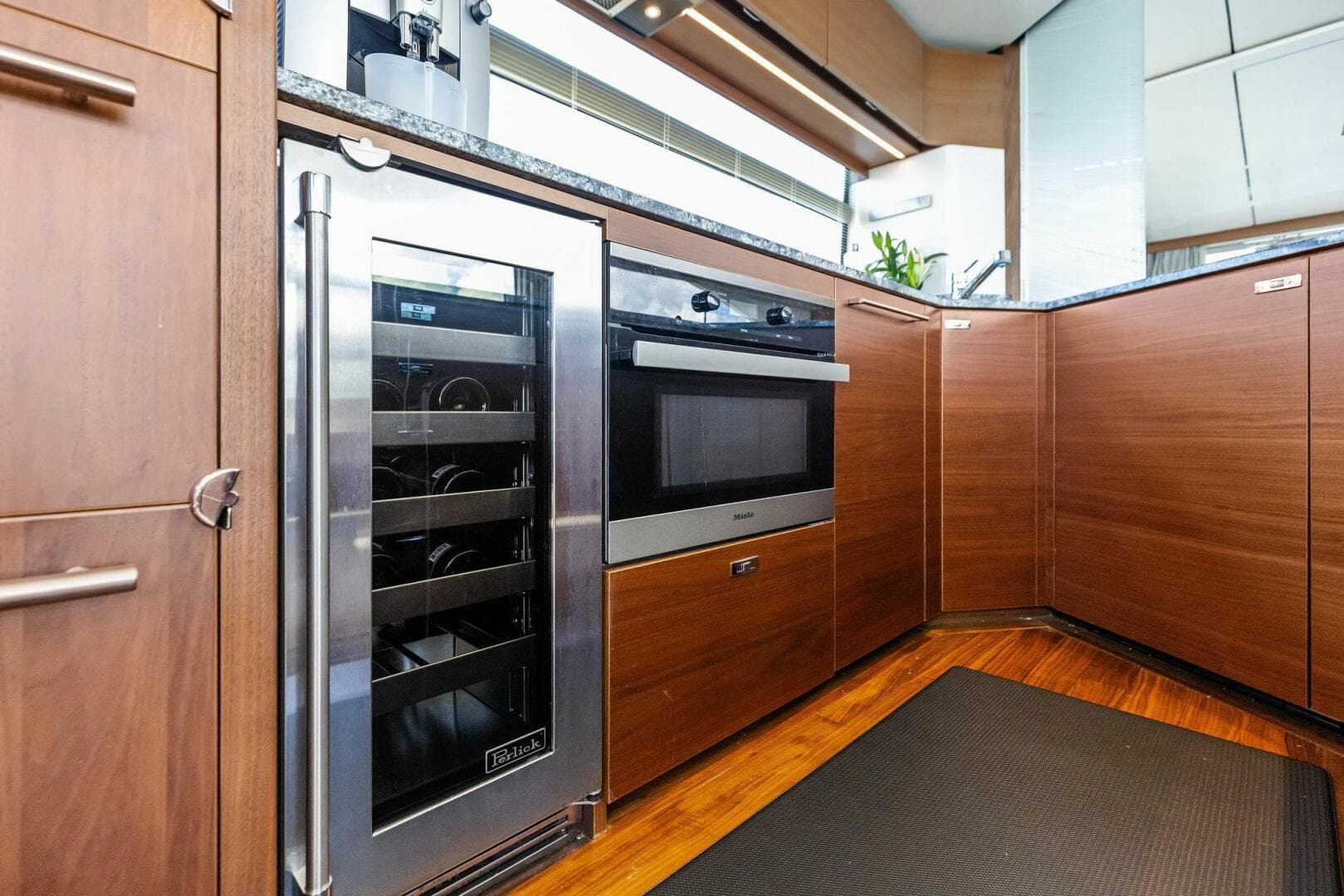 2018 Princess Y75 — photo 18