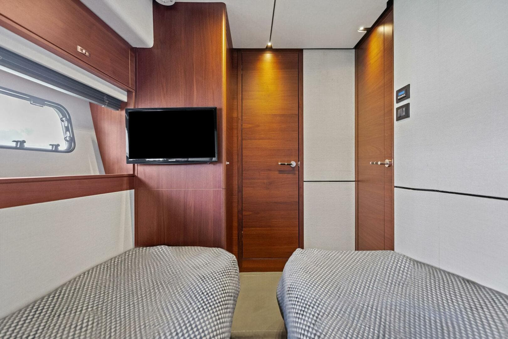 2018 Princess Y75 — photo 39