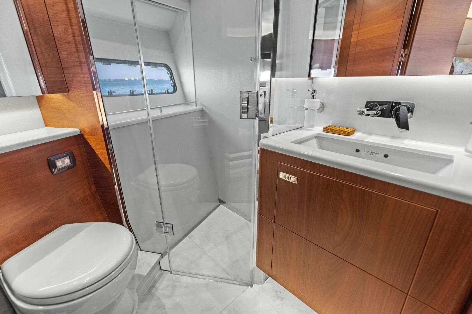 2018 Princess Y75 — photo 36