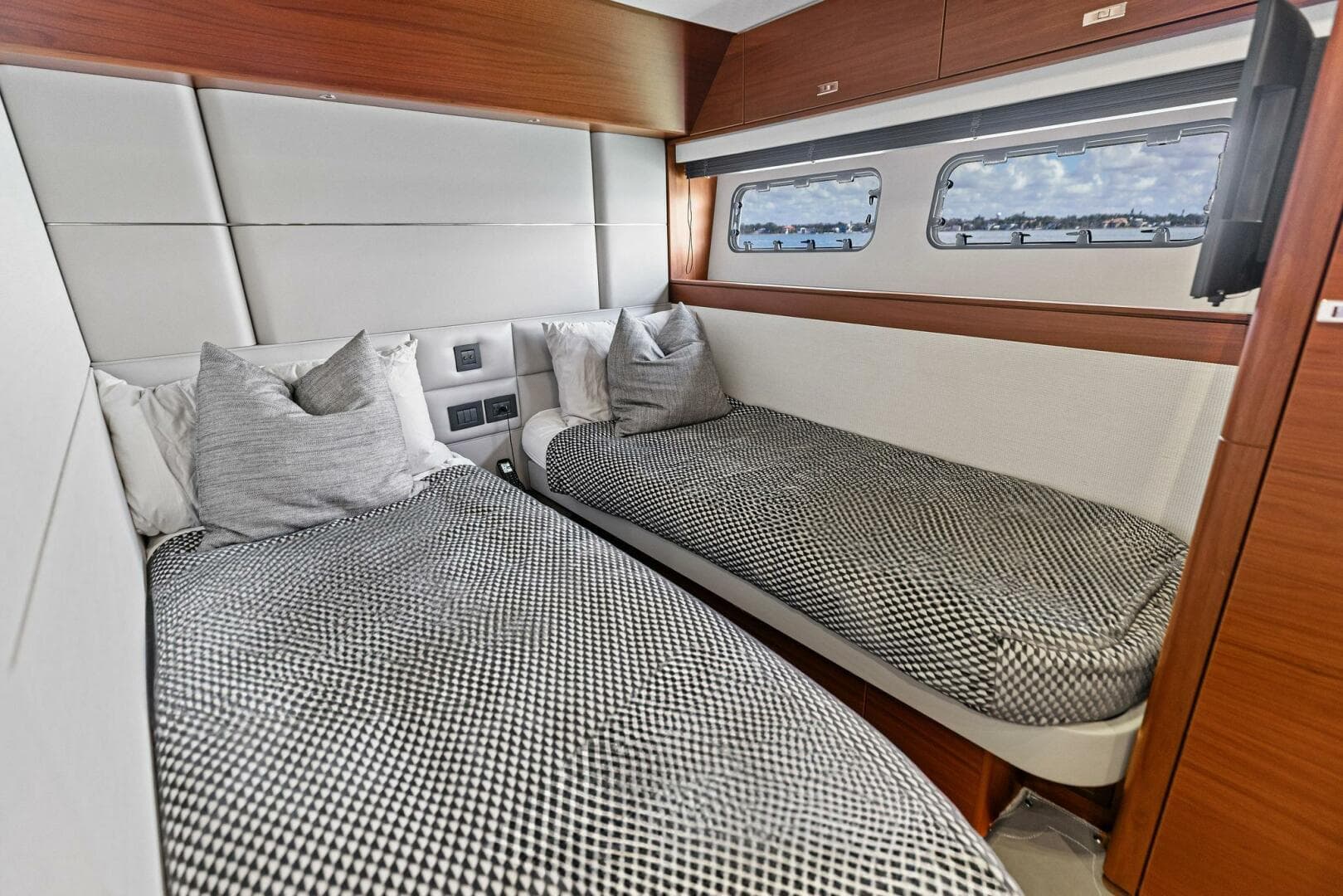 2018 Princess Y75 — photo 38