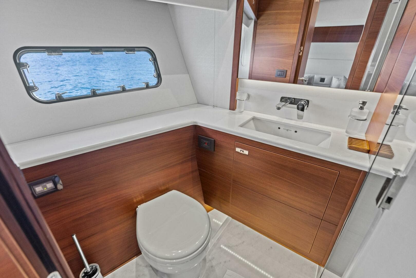 2018 Princess Y75 — photo 40