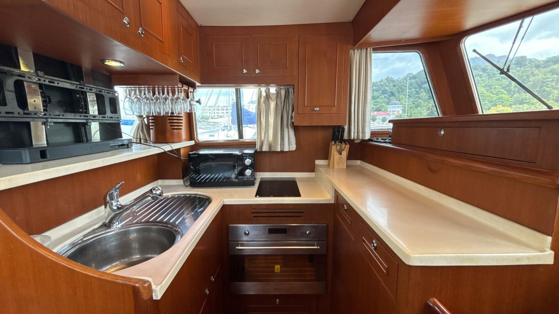 2013 Explorer Motor Yachts 40 Sedan — photo 18