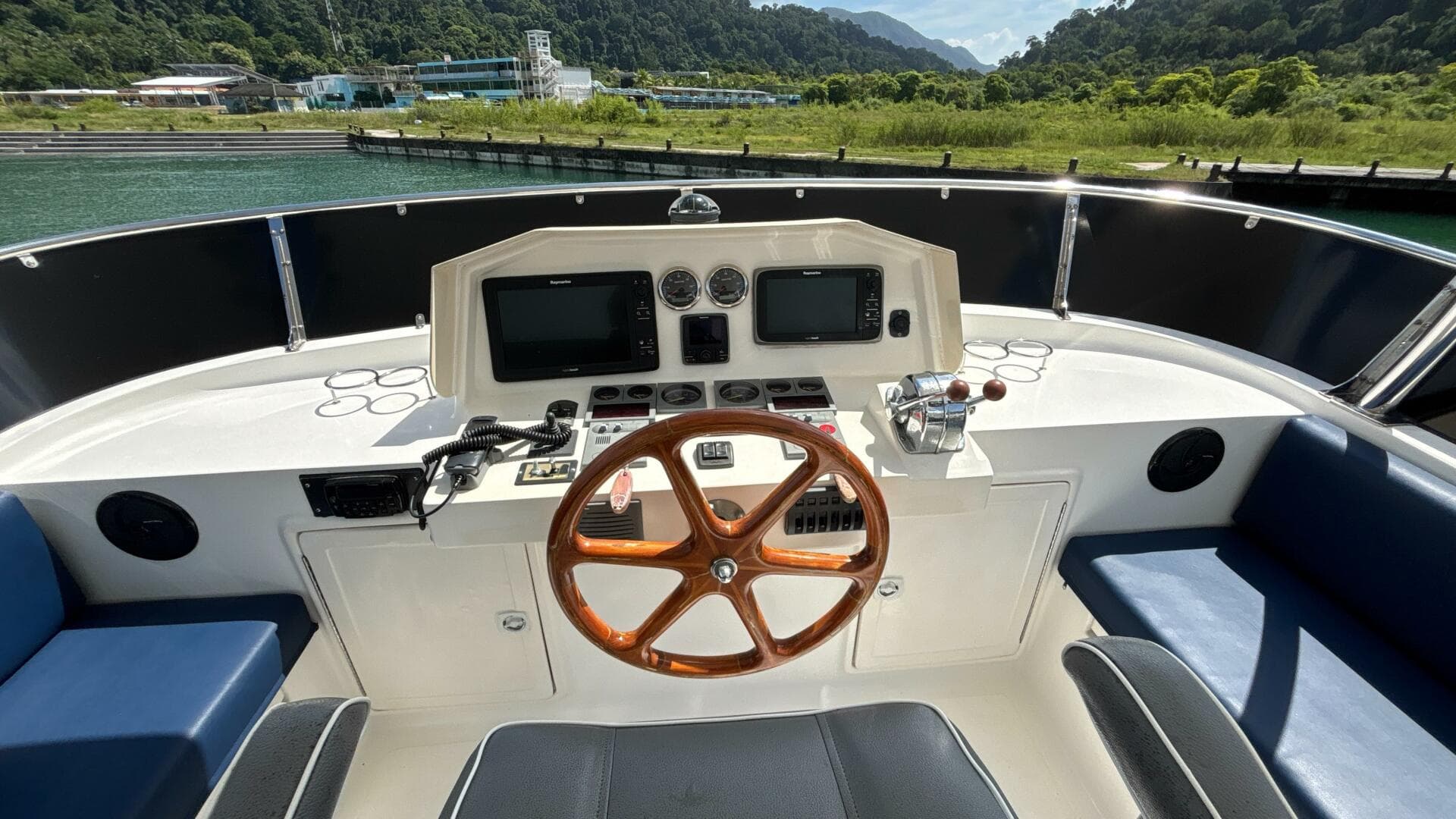 2013 Explorer Motor Yachts 40 Sedan — photo 15