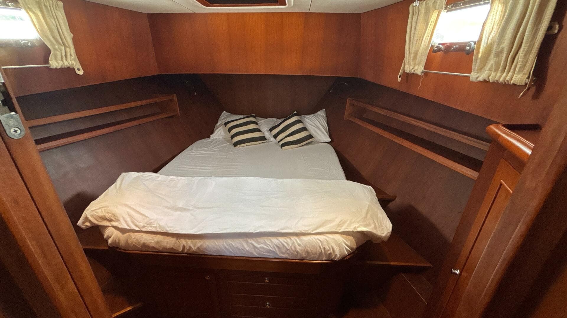 2013 Explorer Motor Yachts 40 Sedan — photo 24
