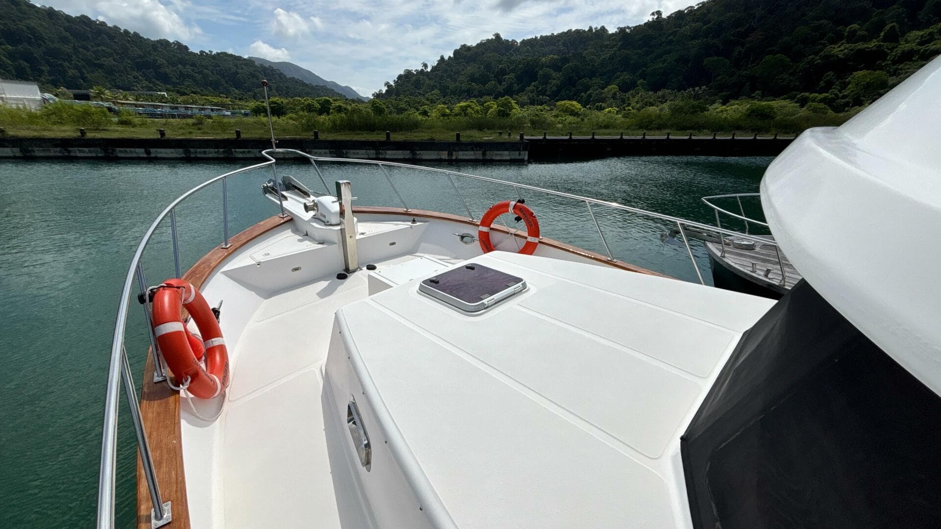 2013 Explorer Motor Yachts 40 Sedan — photo 8