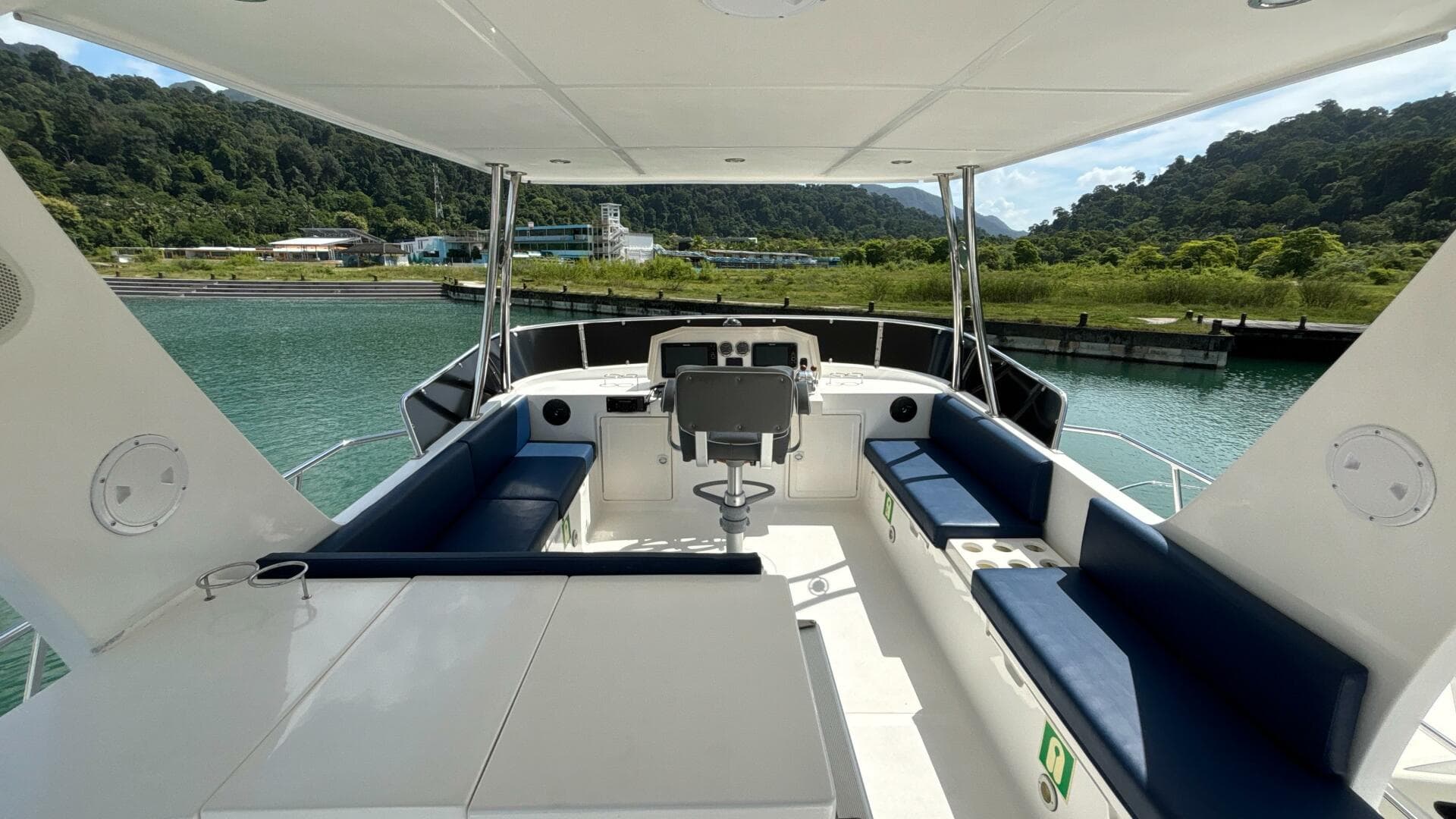 2013 Explorer Motor Yachts 40 Sedan — photo 14