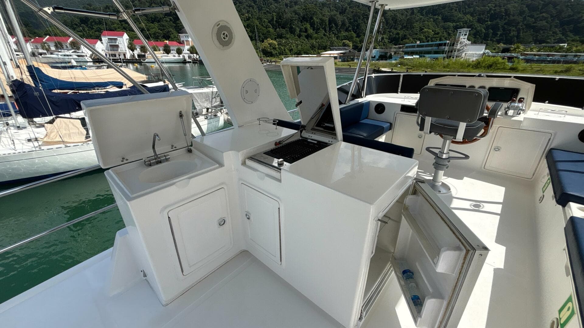 2013 Explorer Motor Yachts 40 Sedan — photo 13