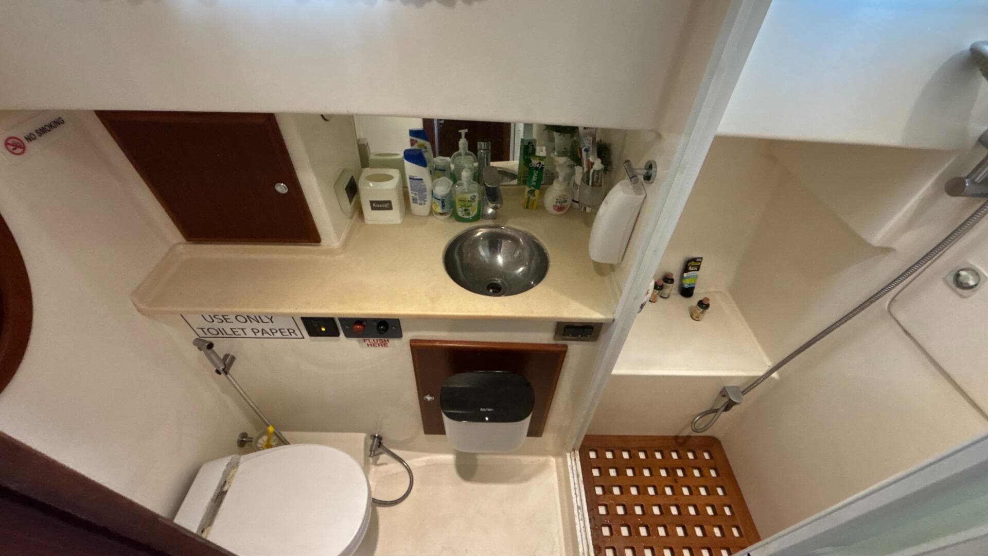 2013 Explorer Motor Yachts 40 Sedan — photo 23