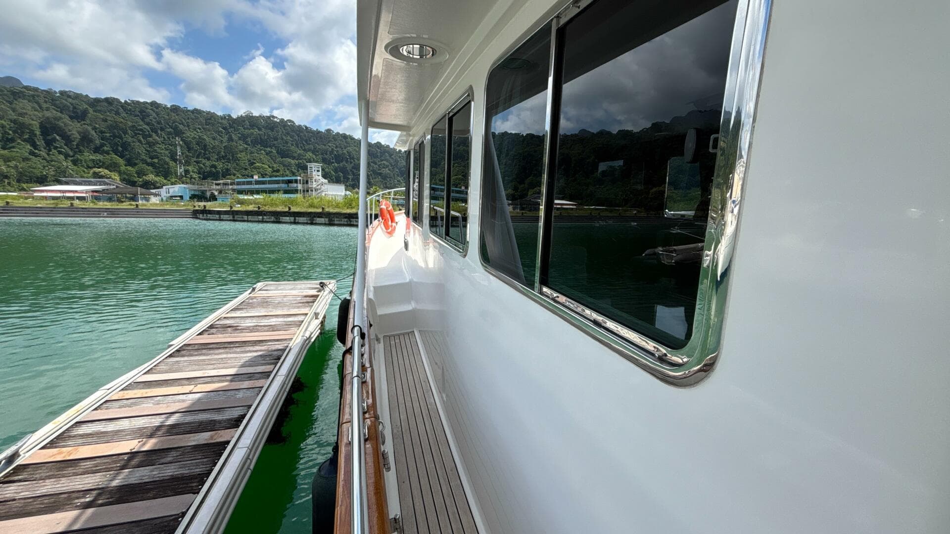 2013 Explorer Motor Yachts 40 Sedan — photo 6